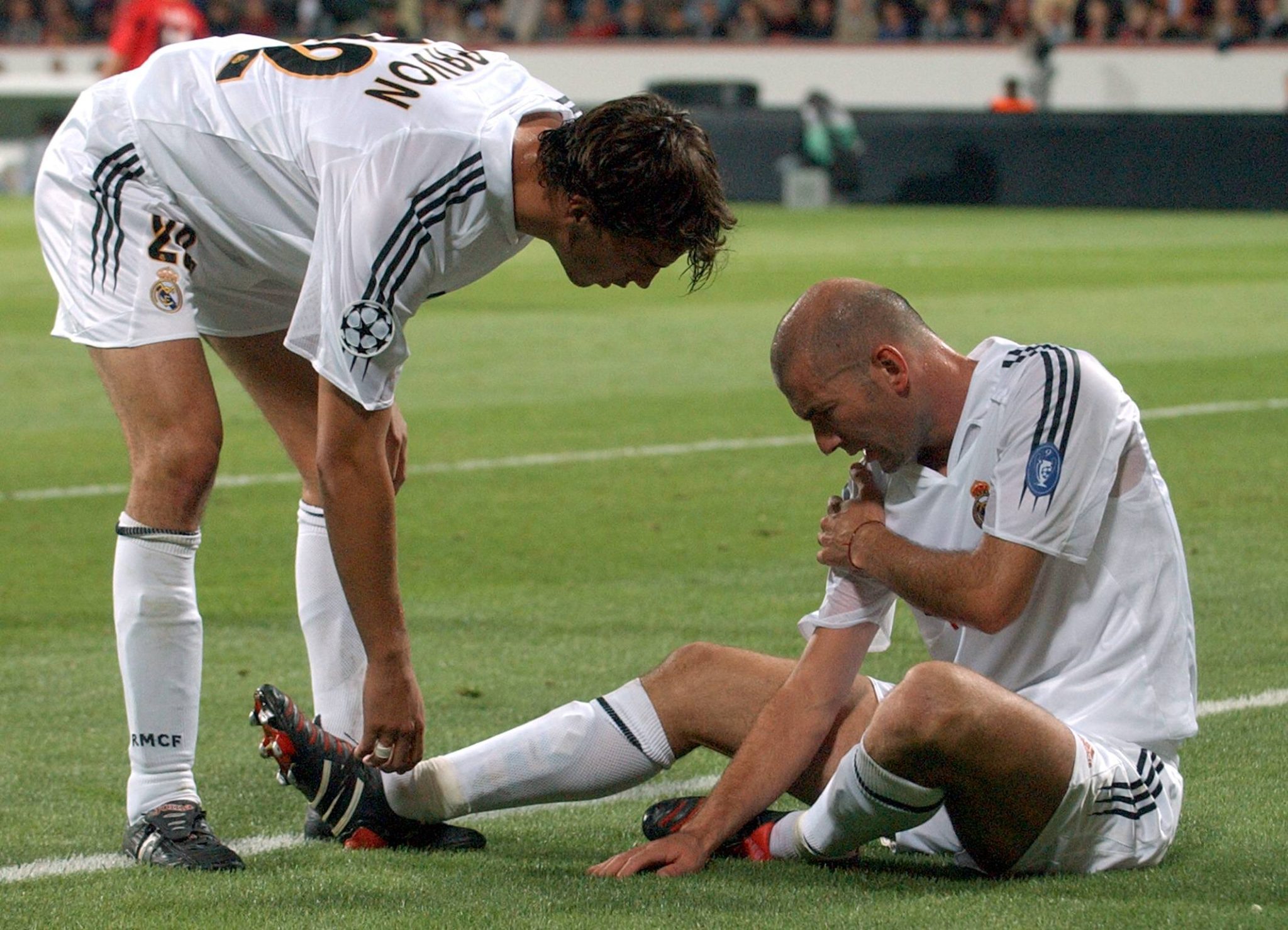 Pavon e Zidane em partida do Real Madrid em 2004