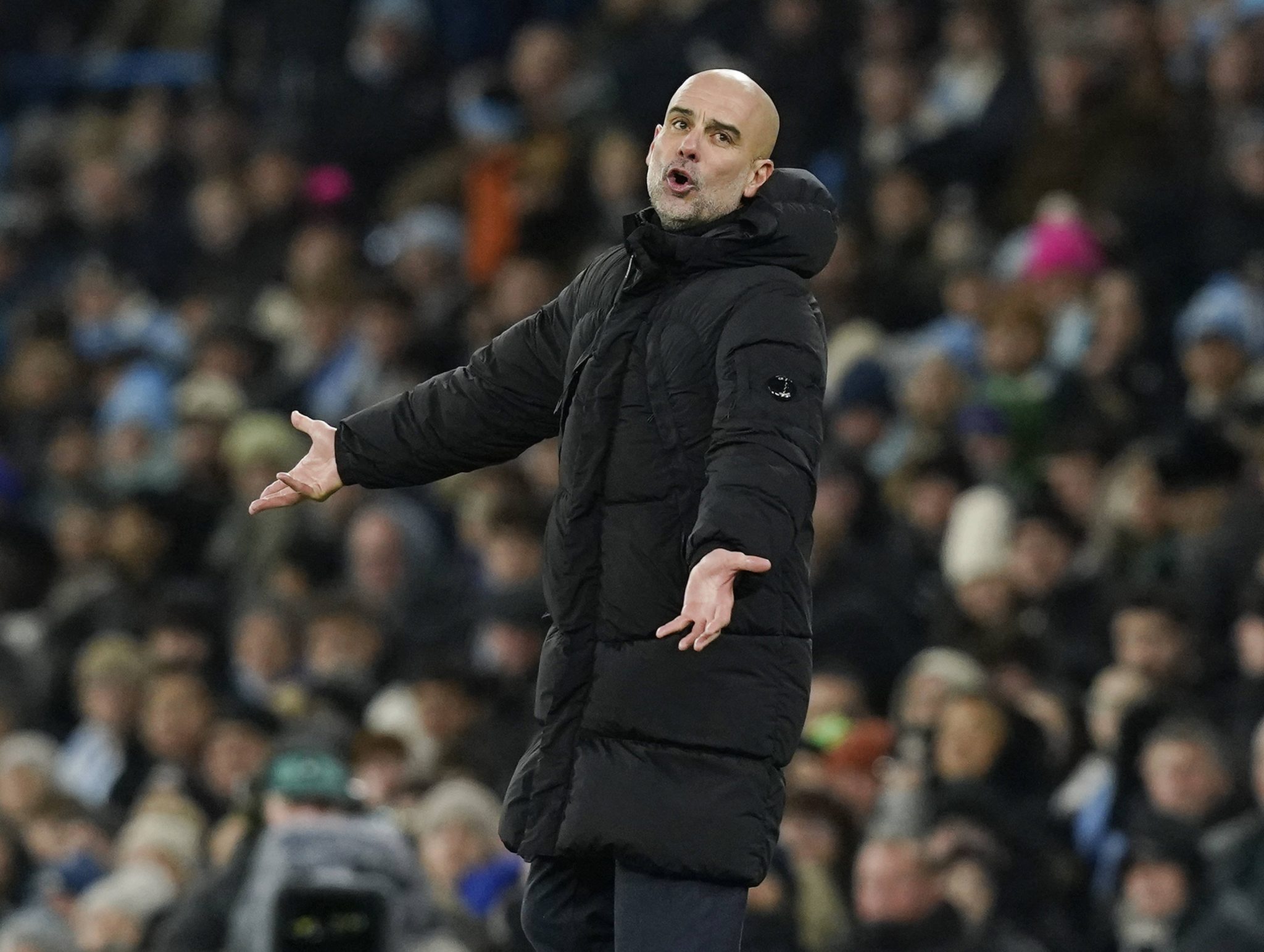 &lsquo;N&atilde;o conseguiram decidir&rsquo;: Demora do VAR desperta f&uacute;ria de Guardiola no Manchester City