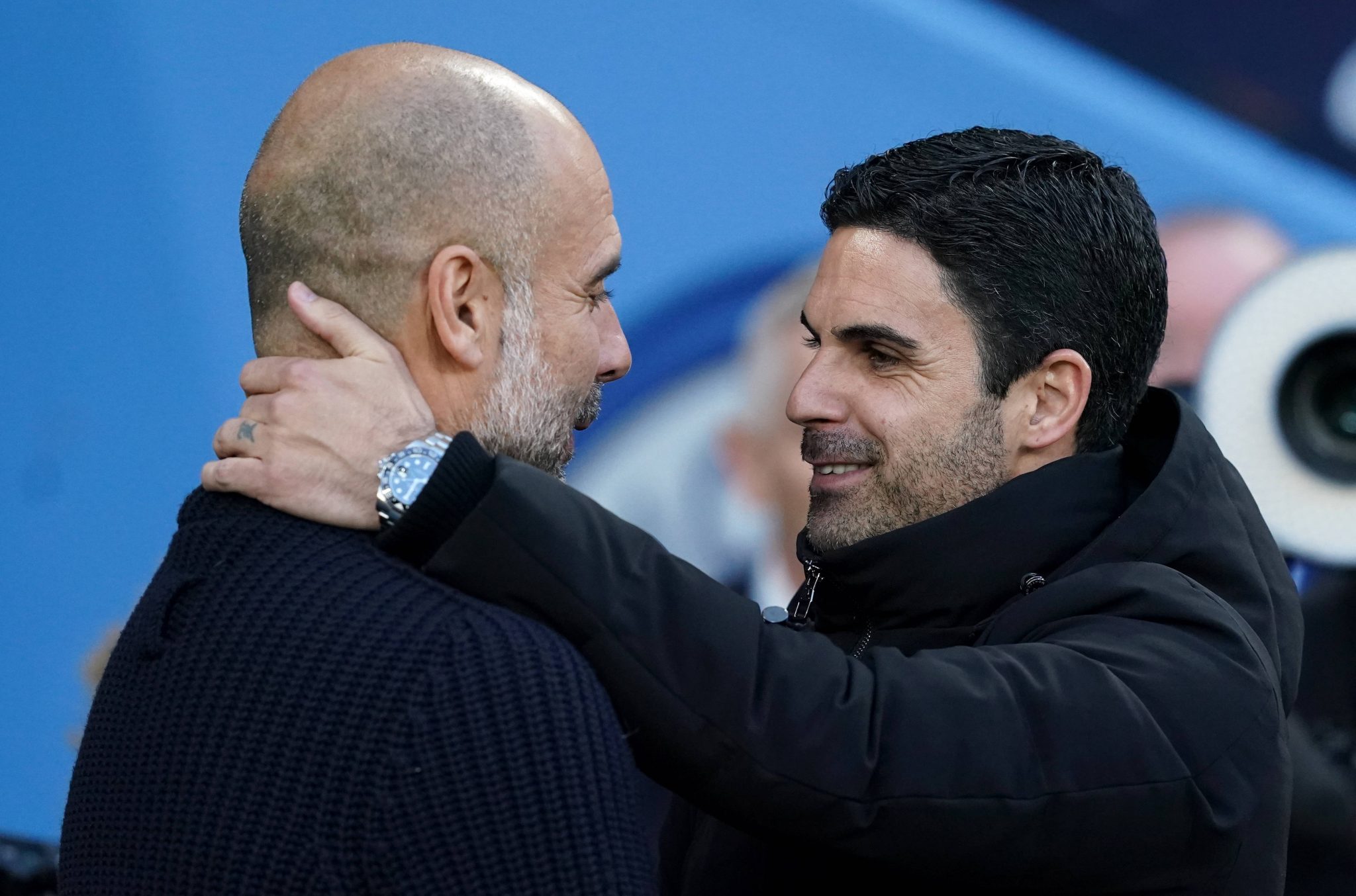 Guardiola e Arteta se abra&ccedil;am