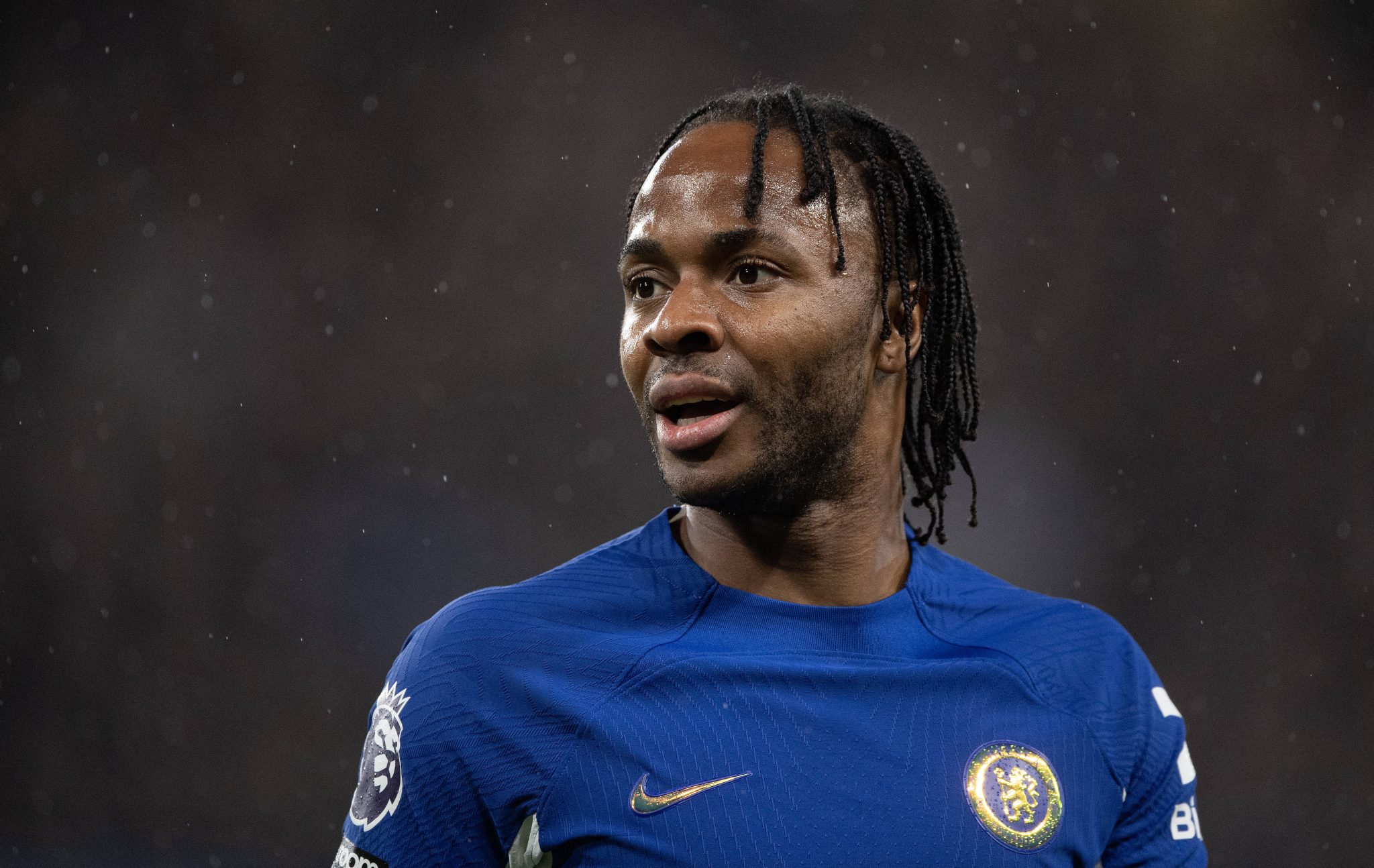 Enfim fora do Chelsea, Sterling entra no mercado e negocia com sete clubes