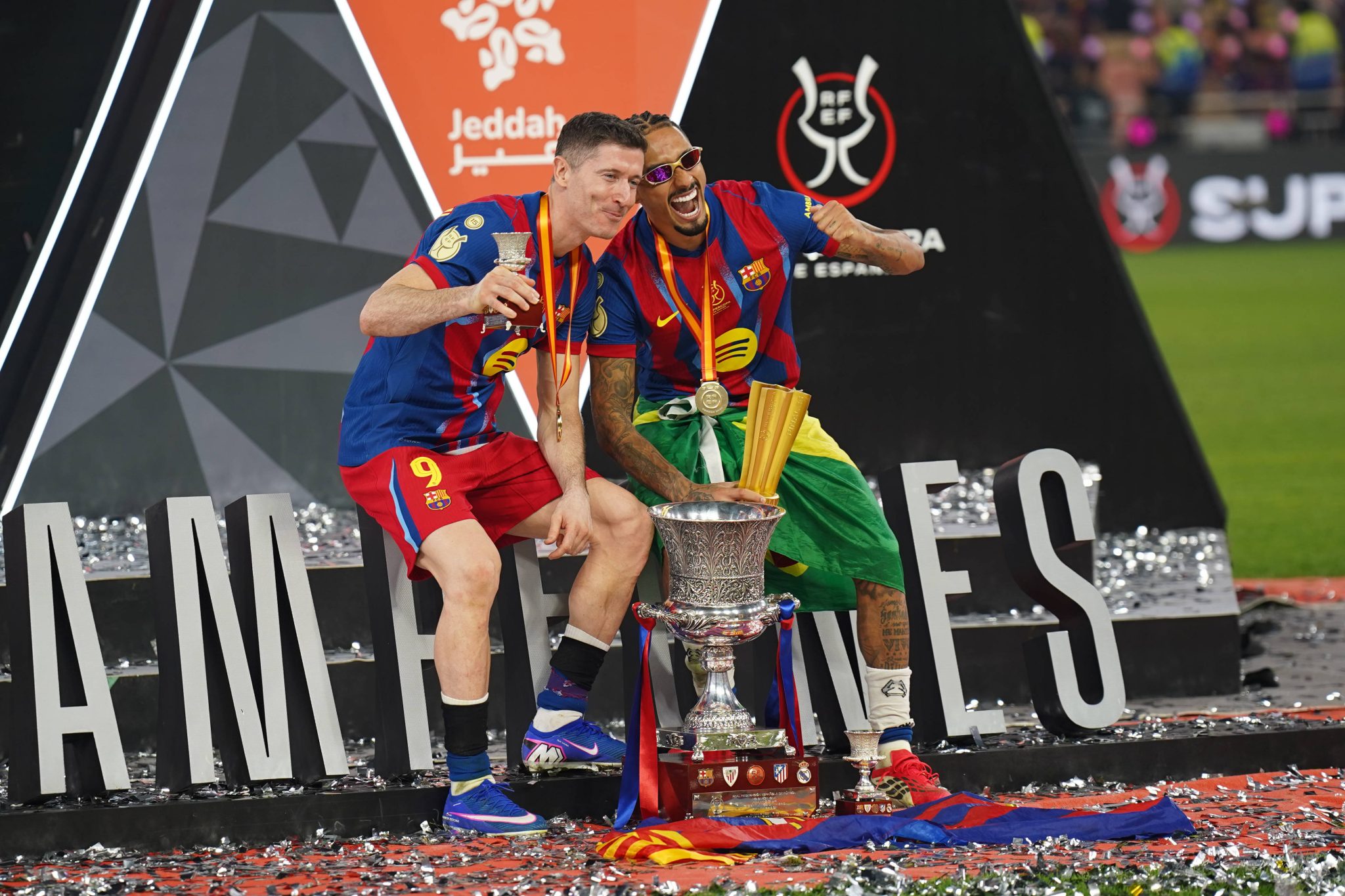 Raphinha e Lewandowski pelo Barcelona