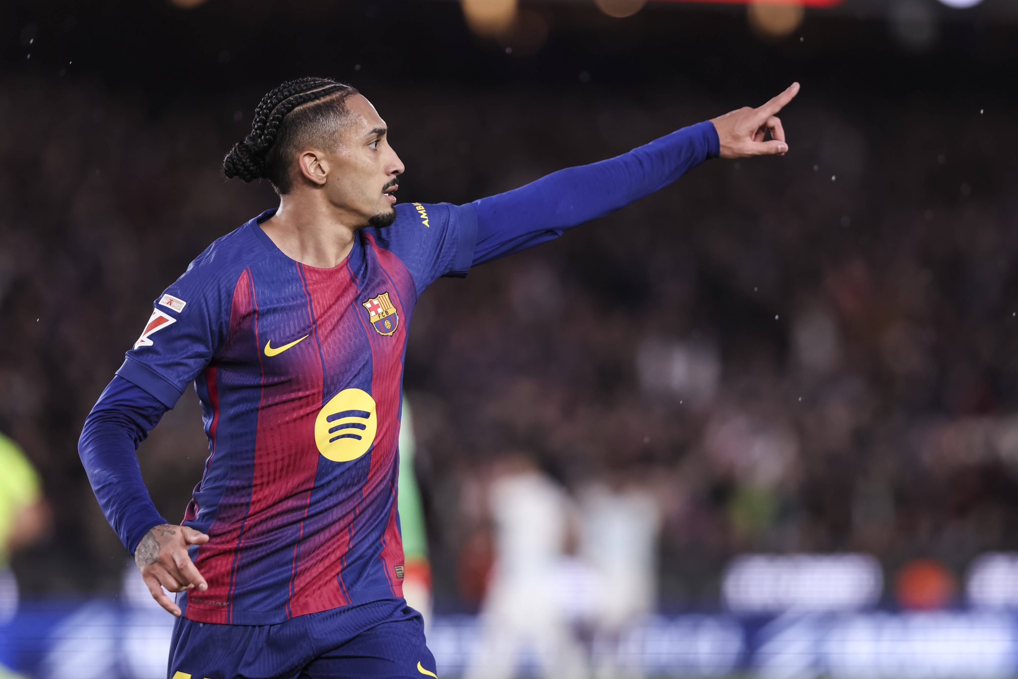 Raphinha celebra gol pelo Barcelona