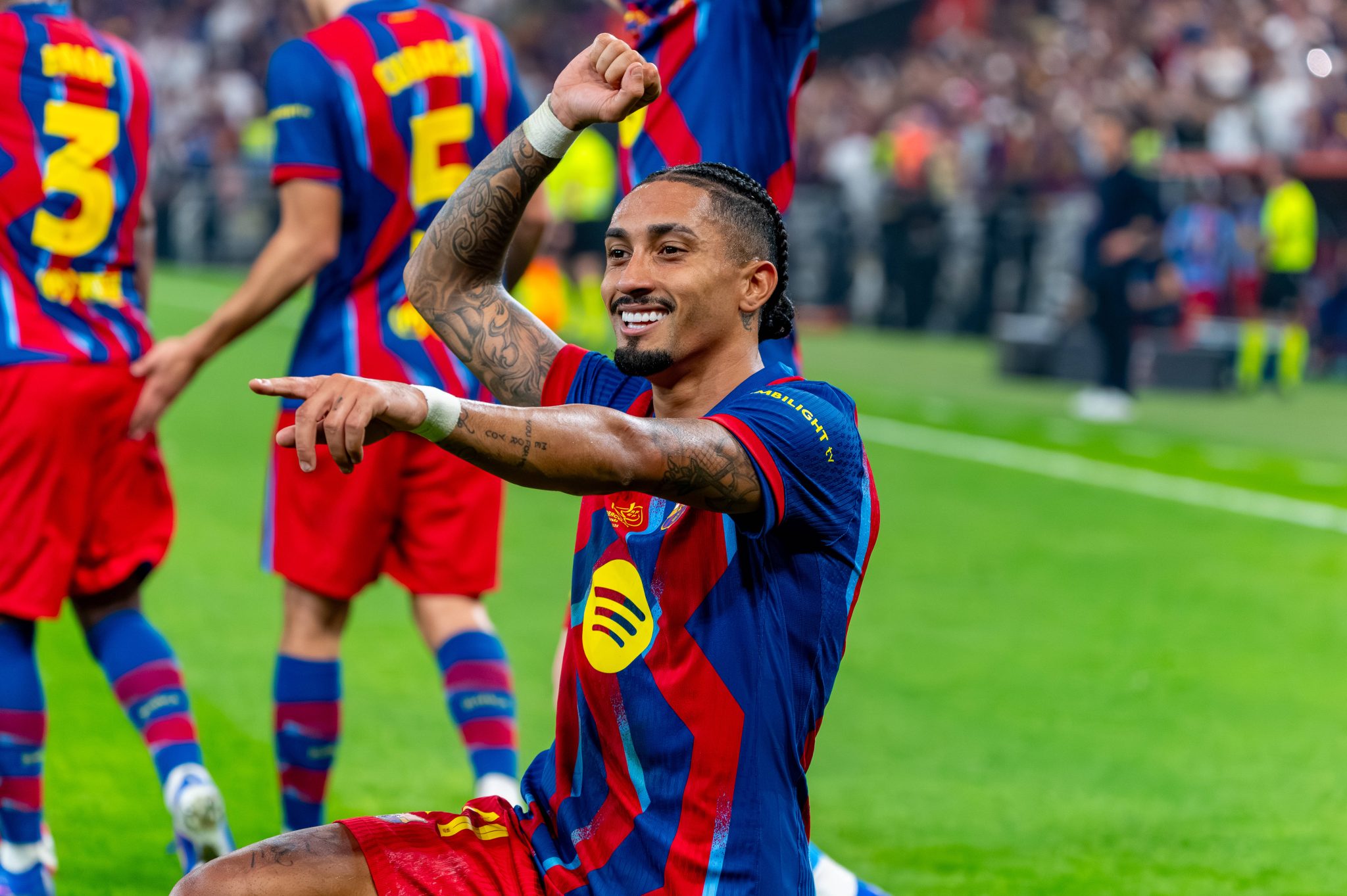 Vini faz gola&ccedil;o, mas Raphinha coloca final no bolso e leva Barcelona ao t&iacute;tulo da Supercopa