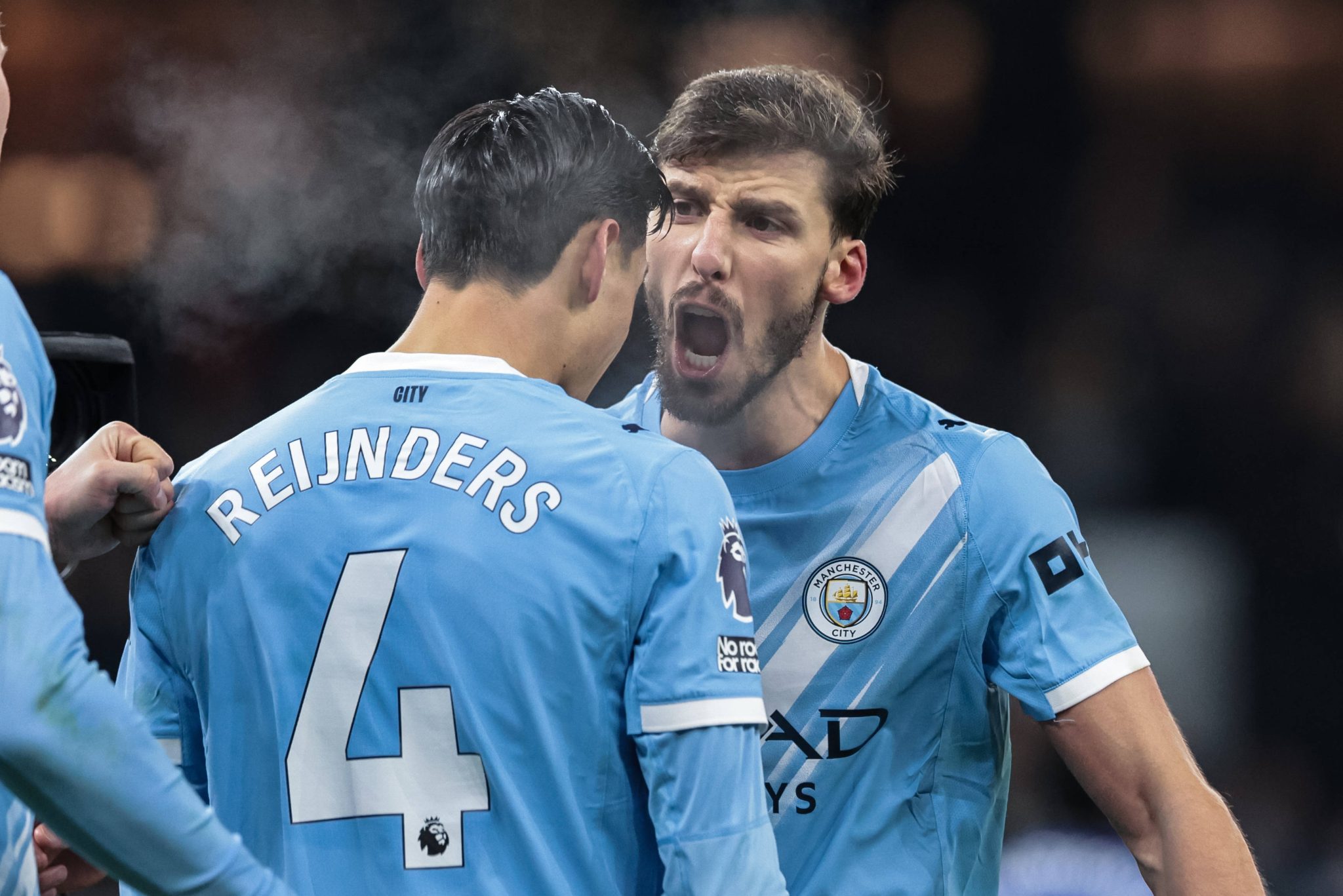 Reijnders e R&uacute;ben Dias comemoram gol do Manchester City