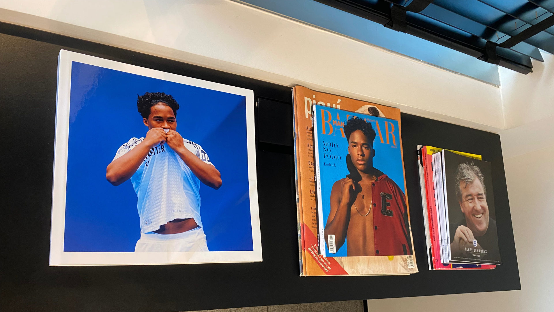 Revistas de Endrick em sala de reuni&atilde;o da Roc Nation