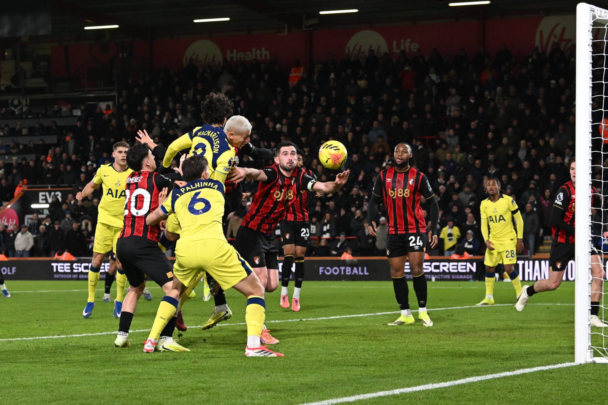 Richarlison quase marca pelo Tottenham