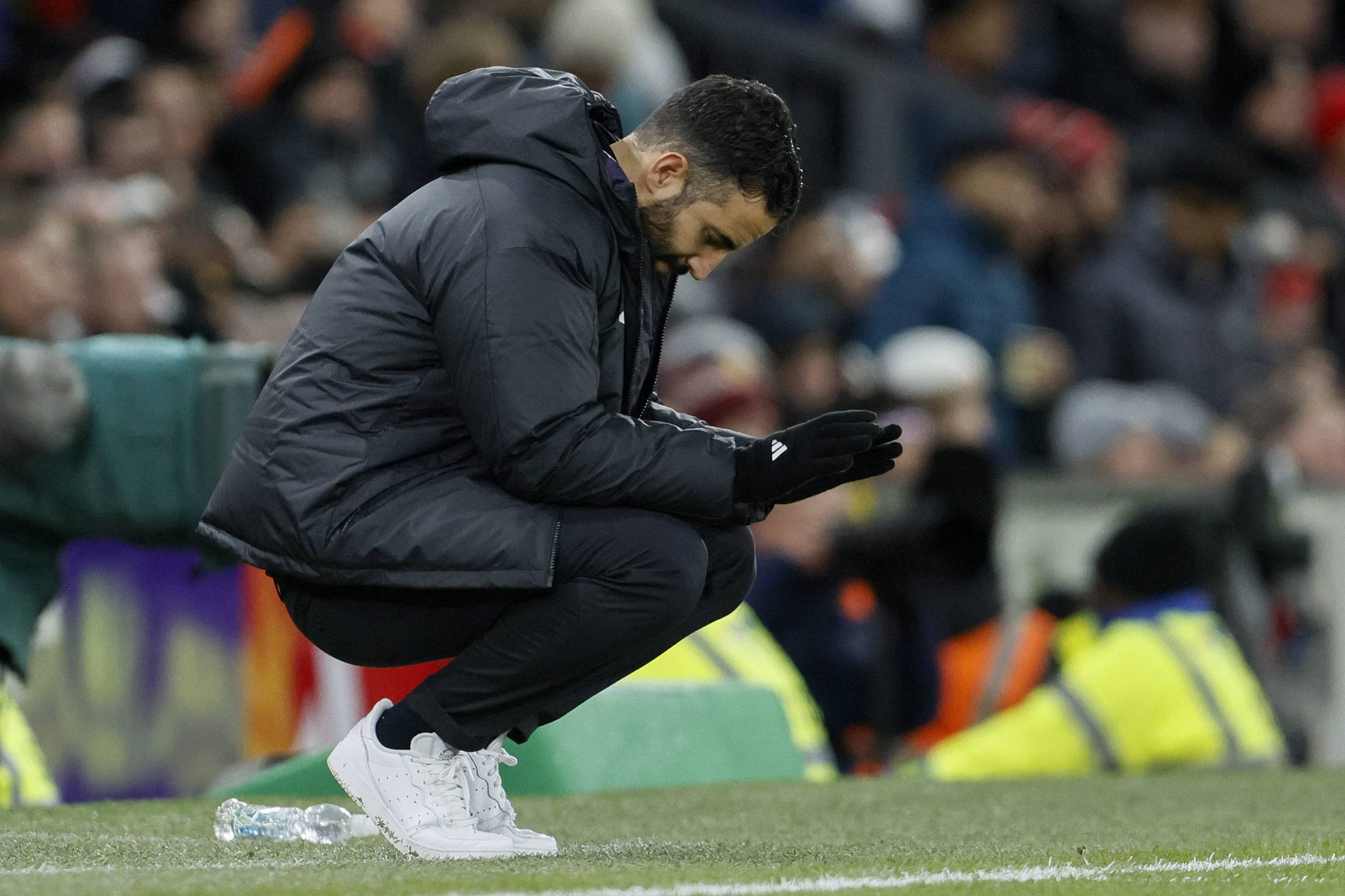 Ruben Amorim agachado na &aacute;rea t&eacute;cnica durante jogo do United