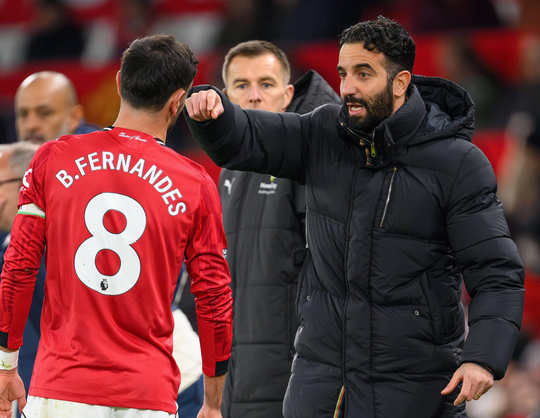 Bruno Fernandes ouve instru&ccedil;&otilde;es de R&uacute;ben Amorim em partida do Manchester United