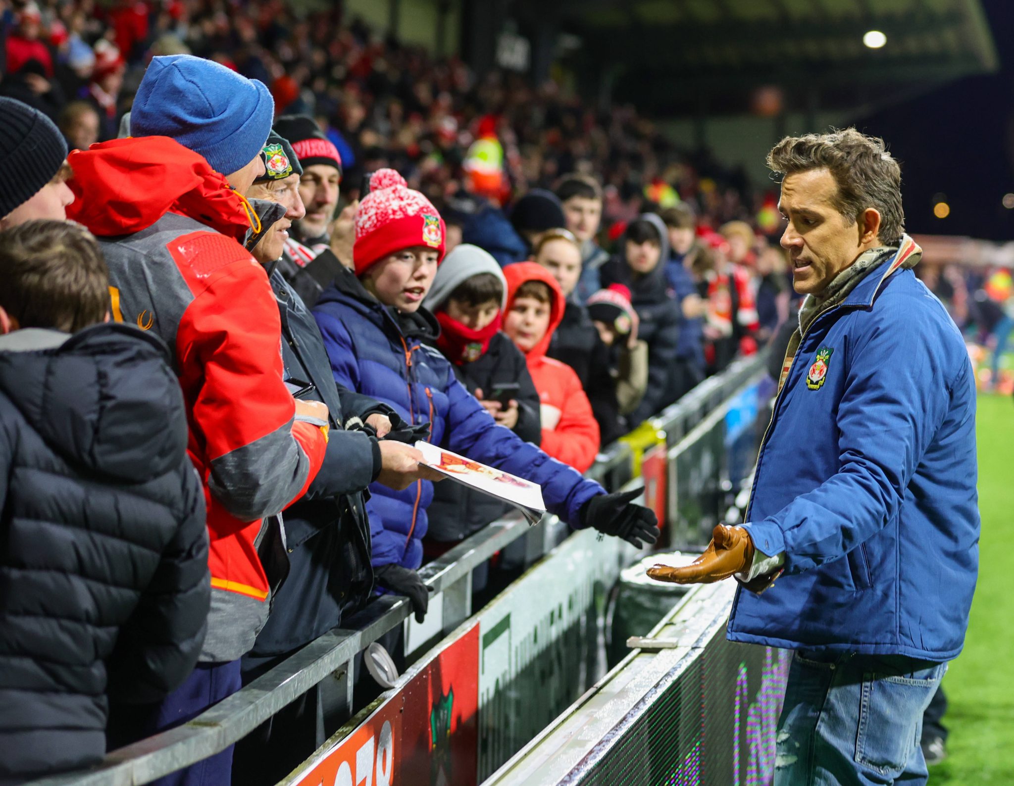 Ryan Reynolds com torcedores do Wrexham antes de jogo