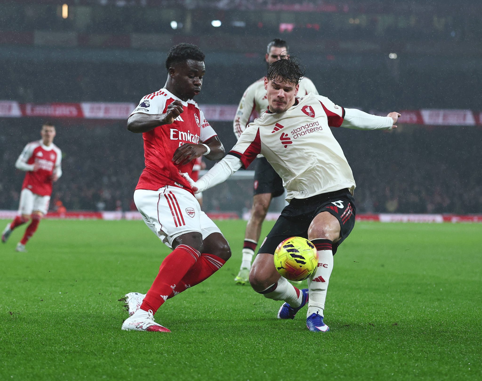 Disputa entre Saka e Kerkez em Arsenal x Liverpool