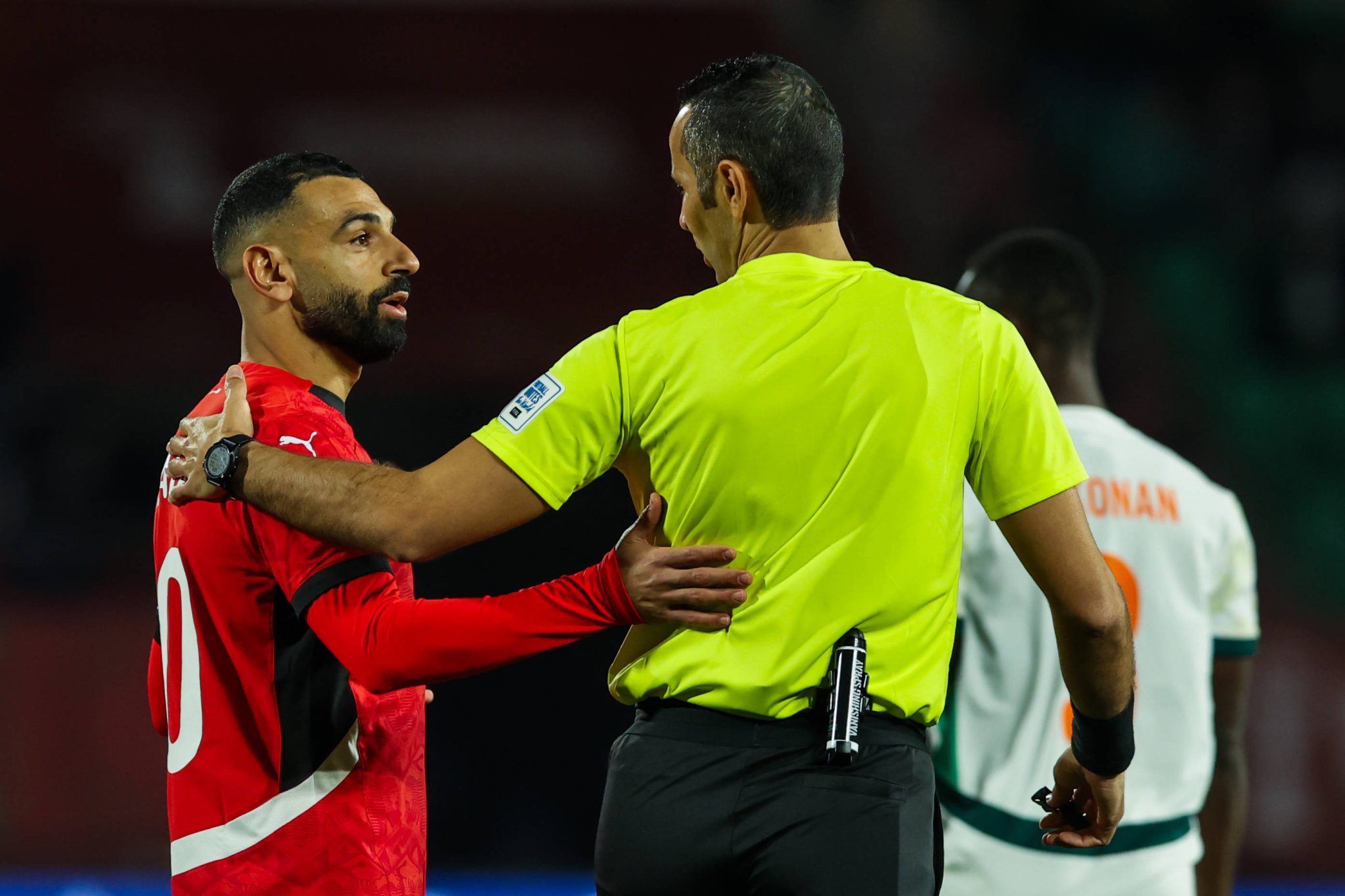 Salah conversa com &aacute;rbitro em jogo da Copa Africana de Na&ccedil;&otilde;es