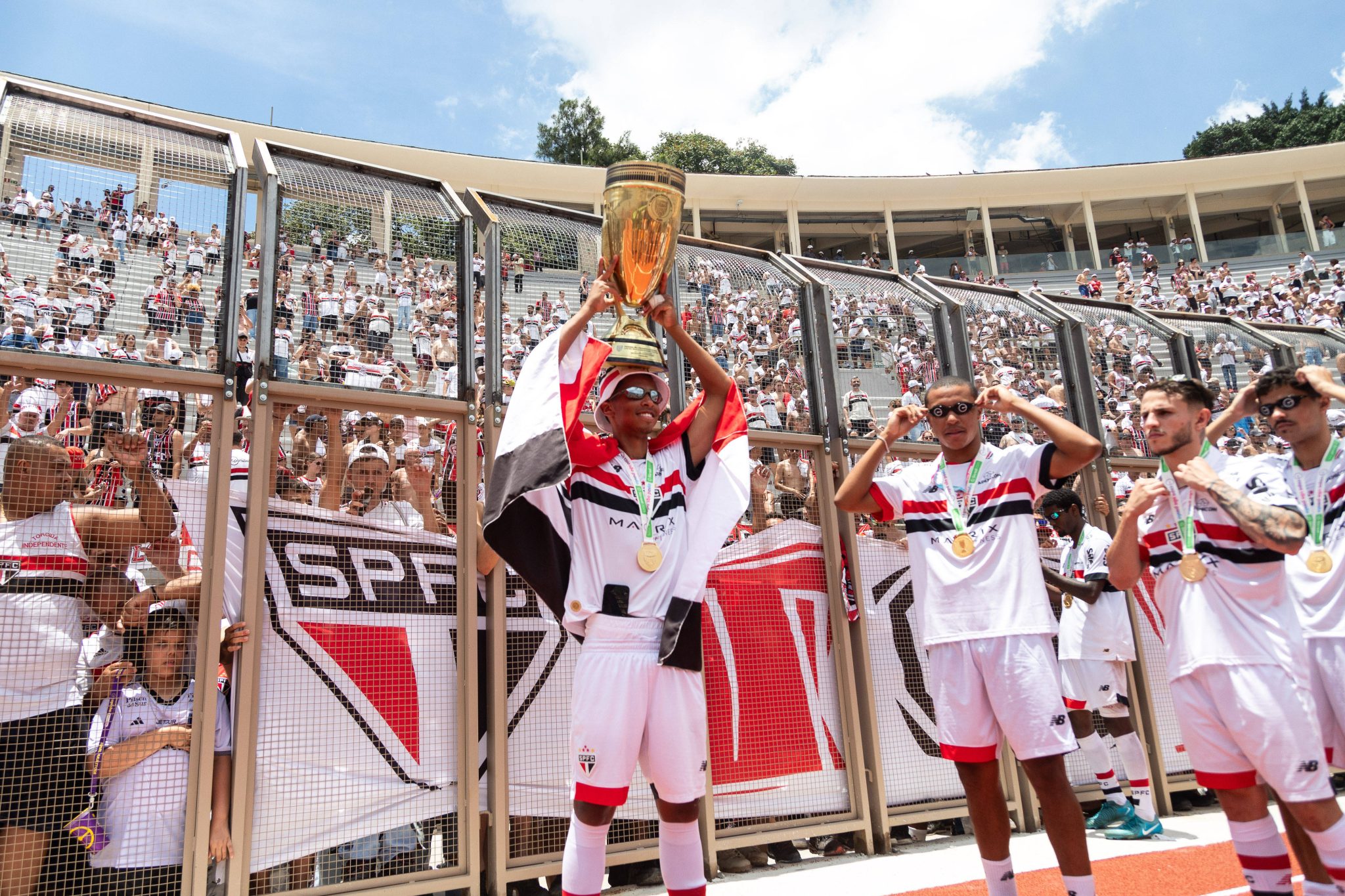 S&atilde;o Paulo celebra t&iacute;tulo da Copinha 2025