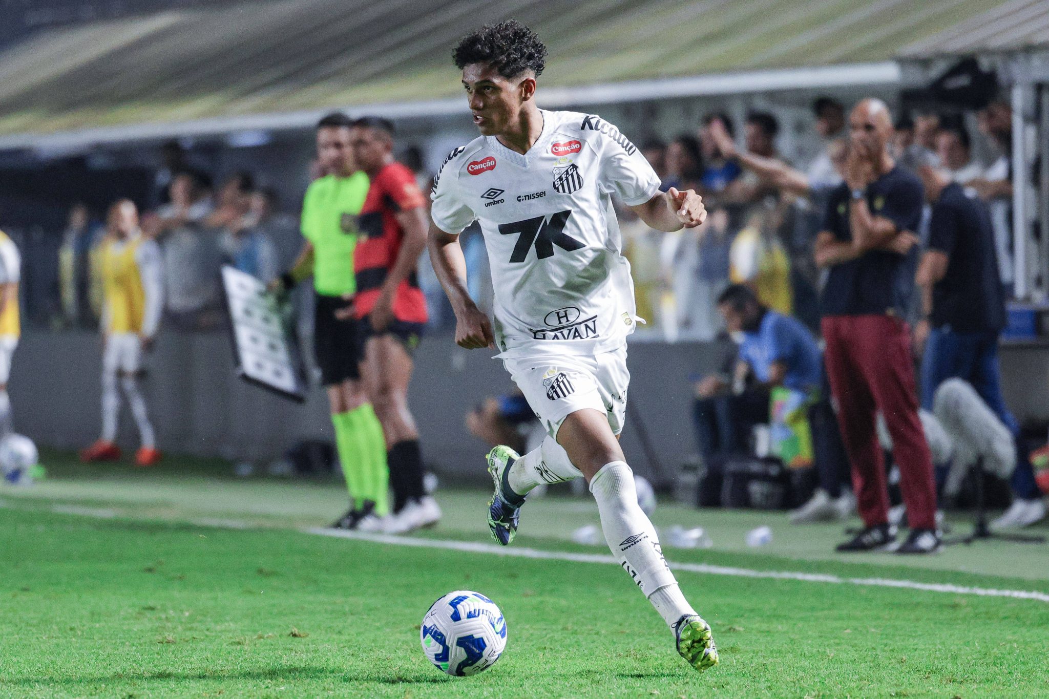 Souza em a&ccedil;&atilde;o pelo Santos na Vila Belmiro