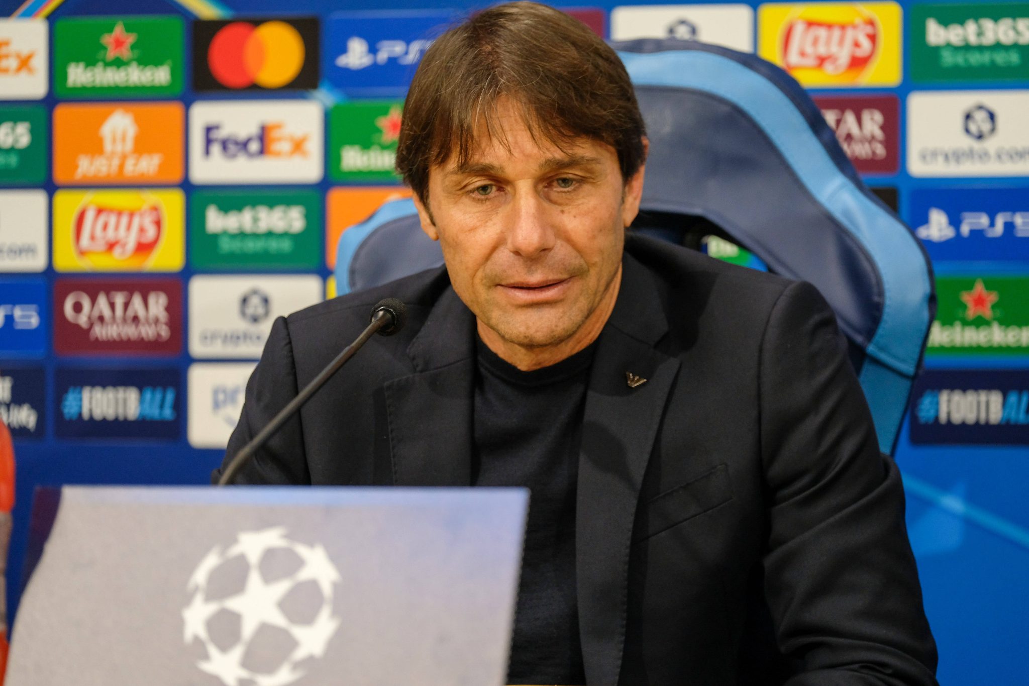 &lsquo;&Eacute; um excelente profissional, mas precisa controlar o que diz&rsquo;: Conte faz cr&iacute;ticas a treinador