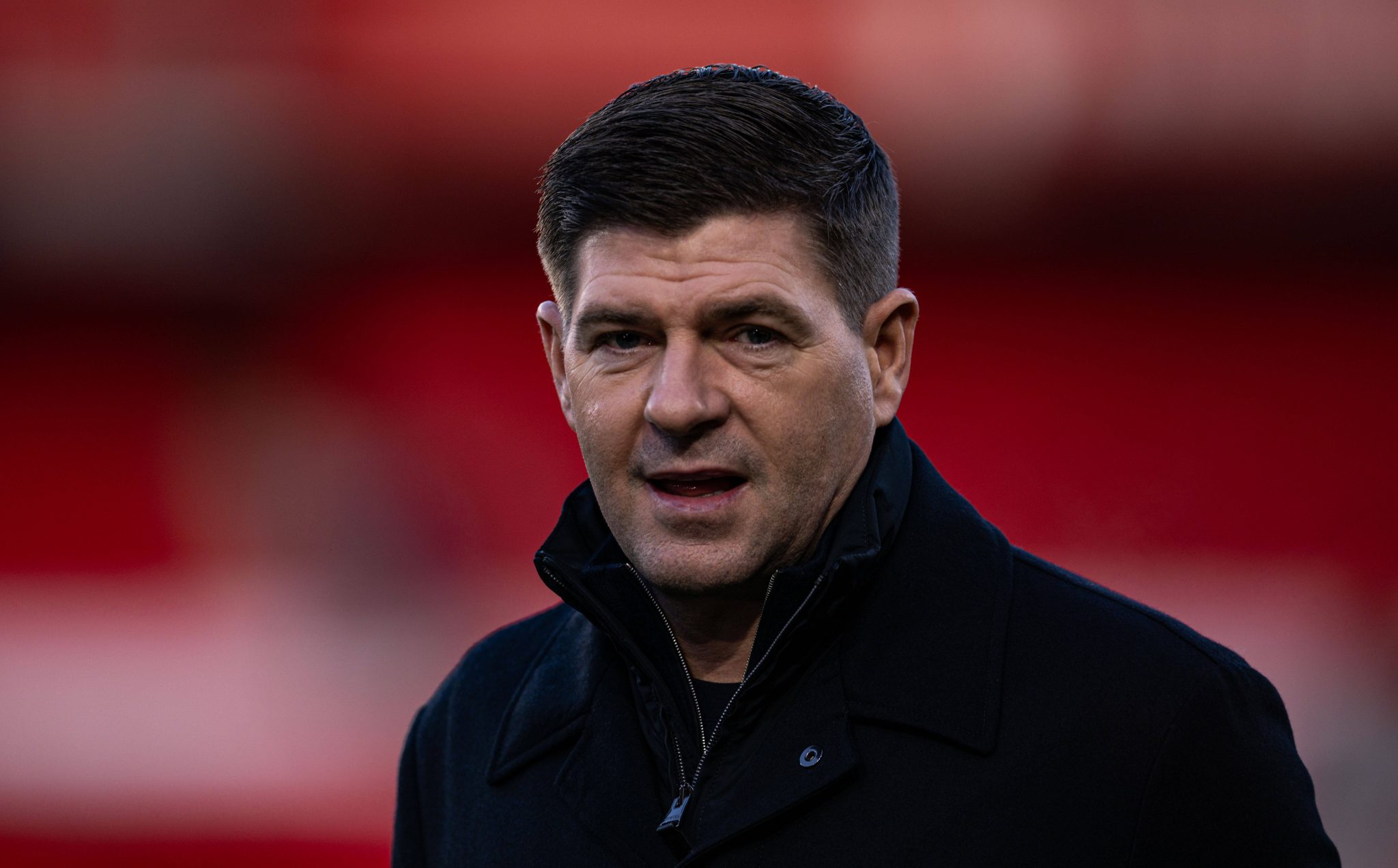 ‘Tem que parar de falar disso’: Gerrard faz cobrança a técnico do Liverpool após reclamações