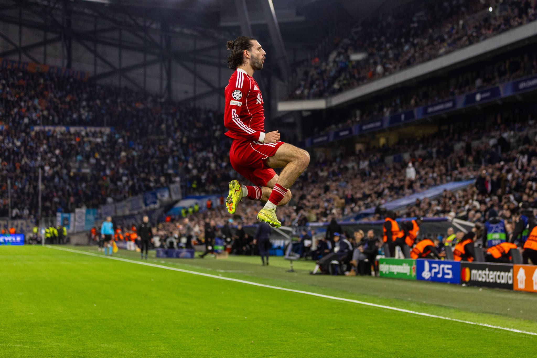 Szoboszlai celebra gol de falta sobre o Olympique de Marseille
