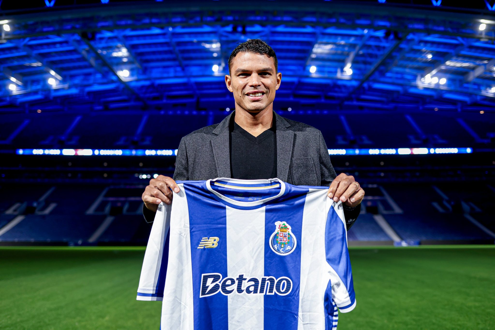 Thiago Silva chega ao Porto sem certezas e ter&aacute; que desbancar dupla quase imbat&iacute;vel