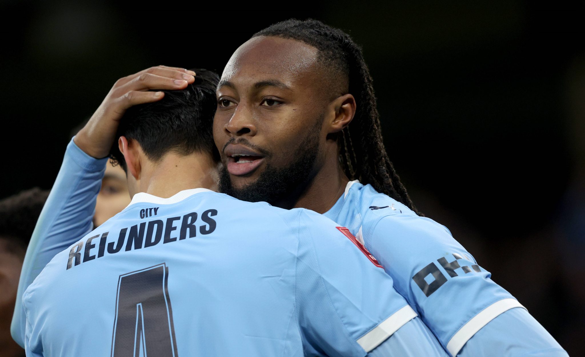 Refor&ccedil;o de R$ 450 milh&otilde;es faz de tudo em estreia e mostra cart&atilde;o de visitas ao Manchester City