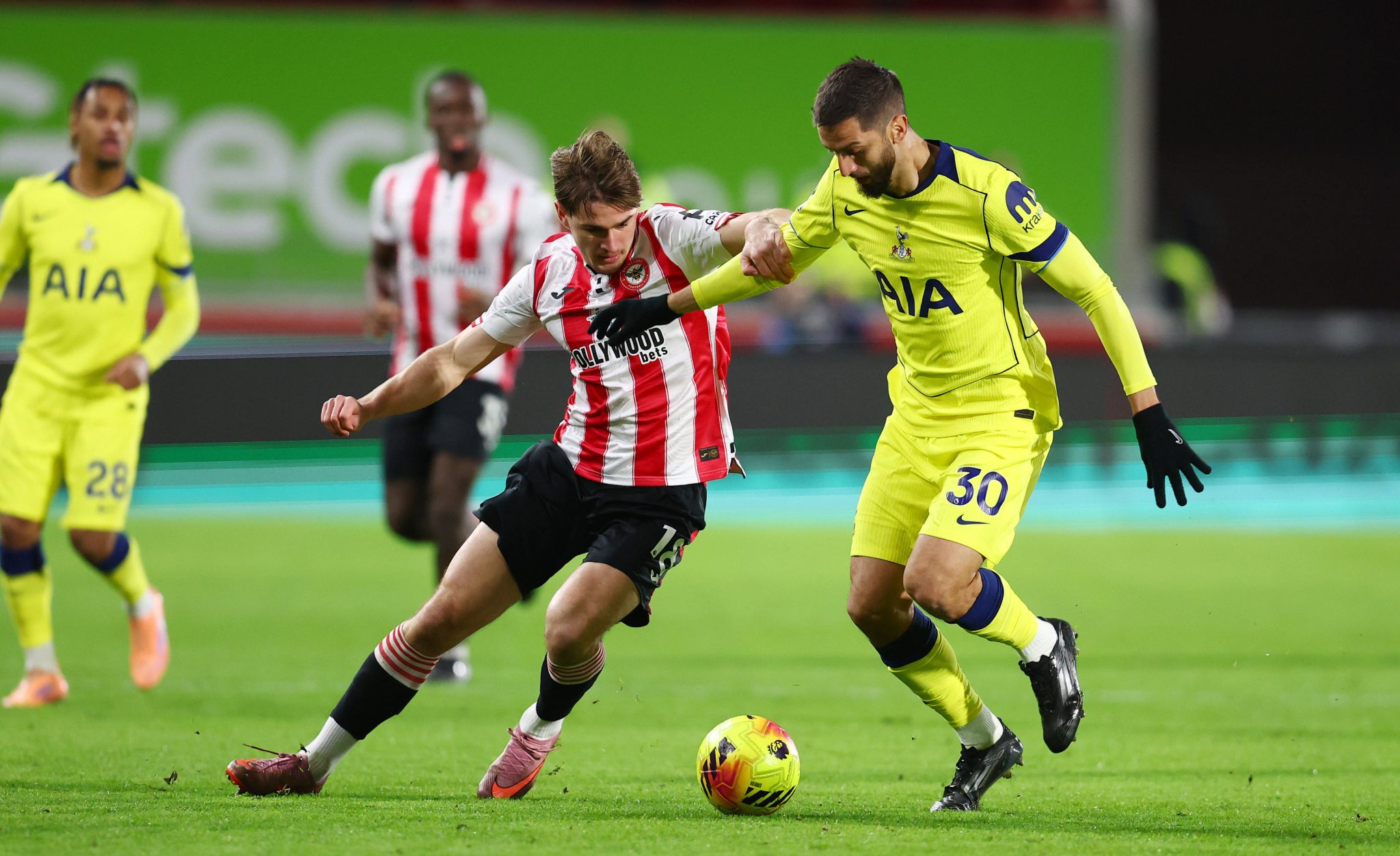 Yarmolyuk e Bentancur em Brentford x Tottenham