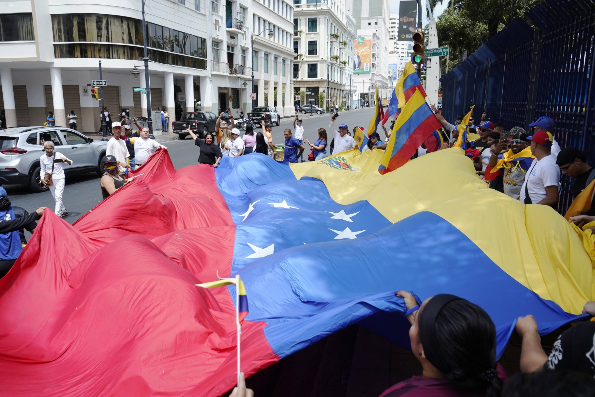 Povo venezuelano no Equador comemora captura de Maduro