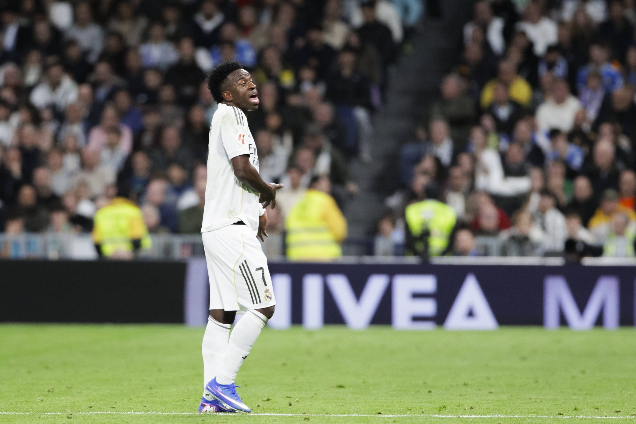 Vinicius Junior reclama em jogo do Real Madrid