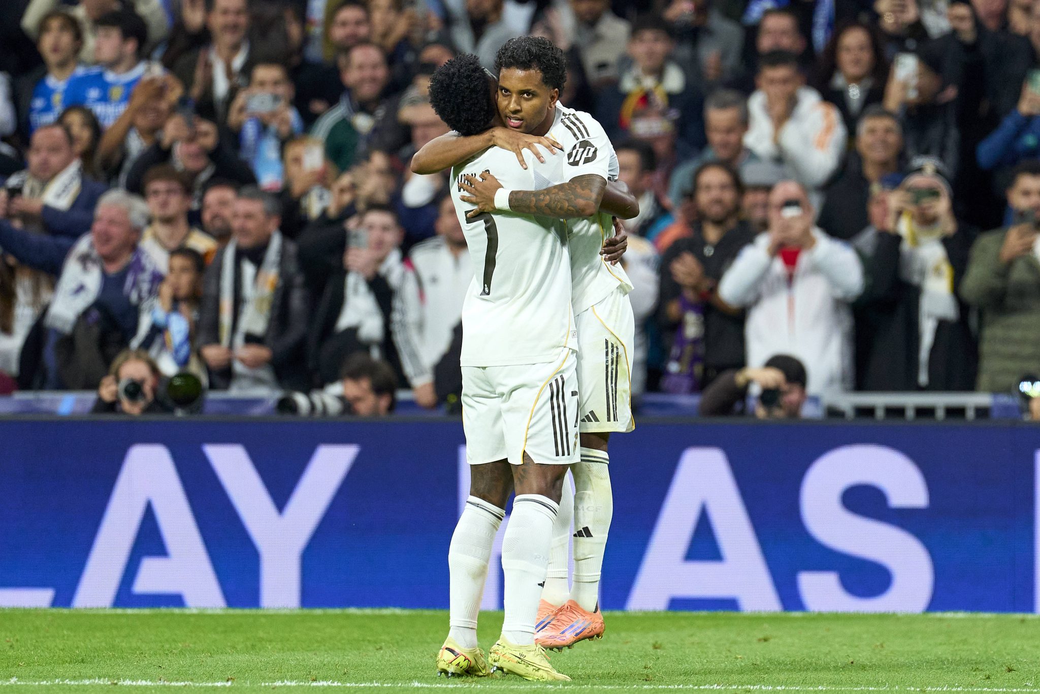 Vinicius J&uacute;nior e Rodrygo celebram gol do Real Madrid