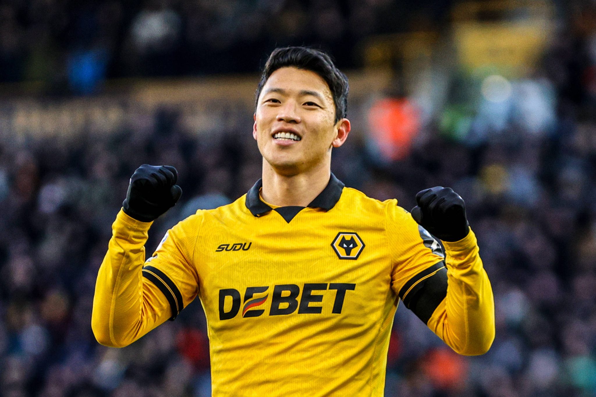 Hee Chan Hwang celebra gol