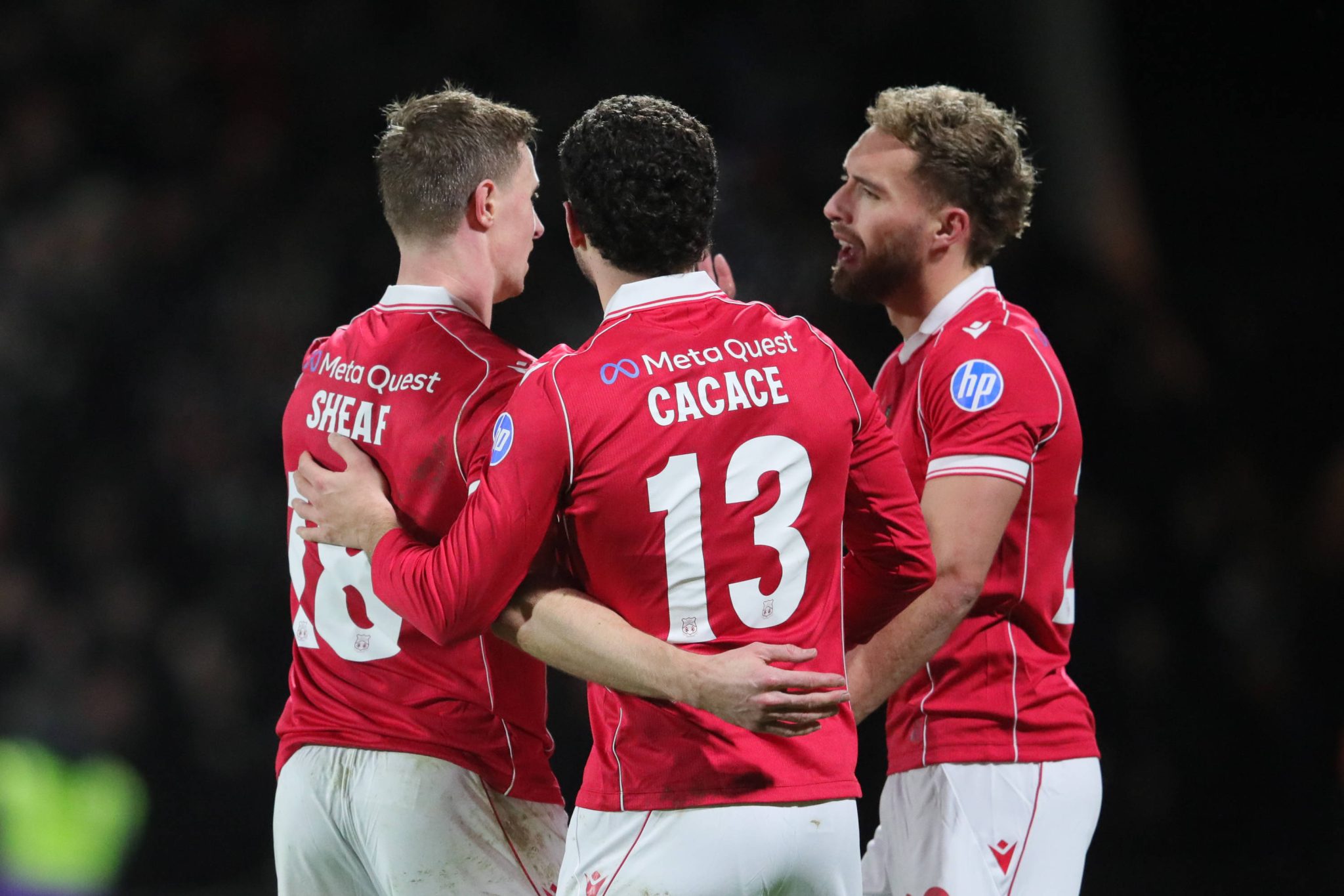 Jogadores do Wrexham comemoram gol contra o Nottingham Forest