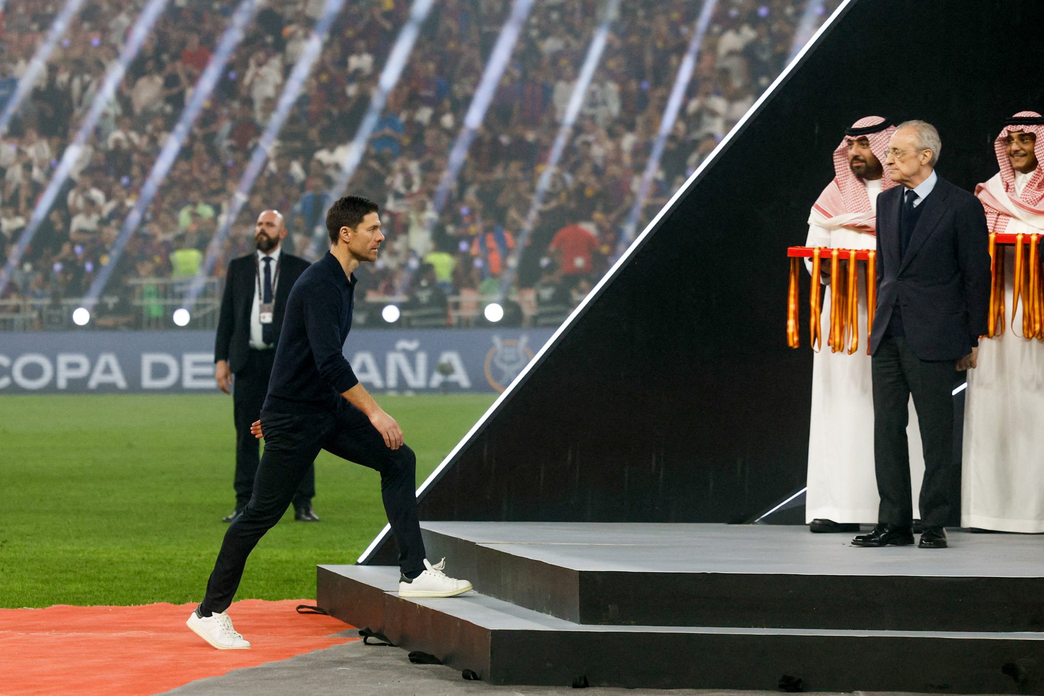 Xabi Alonso e Florentino P&eacute;rez ap&oacute;s a final da Supercopa da Espanha