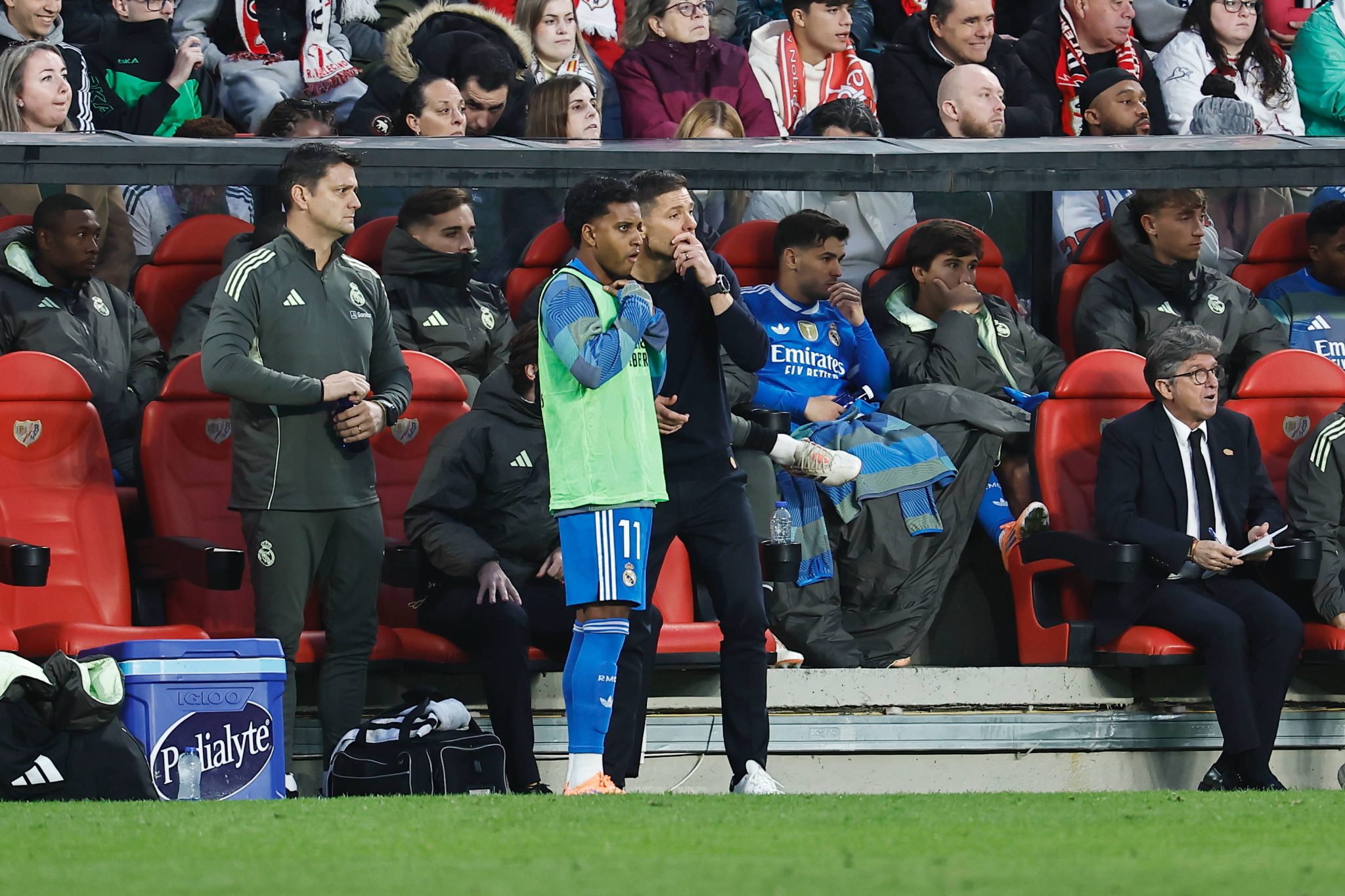 Rodrygo recebe instru&ccedil;&otilde;es de Xabi Alonso em jogo do Real Madrid