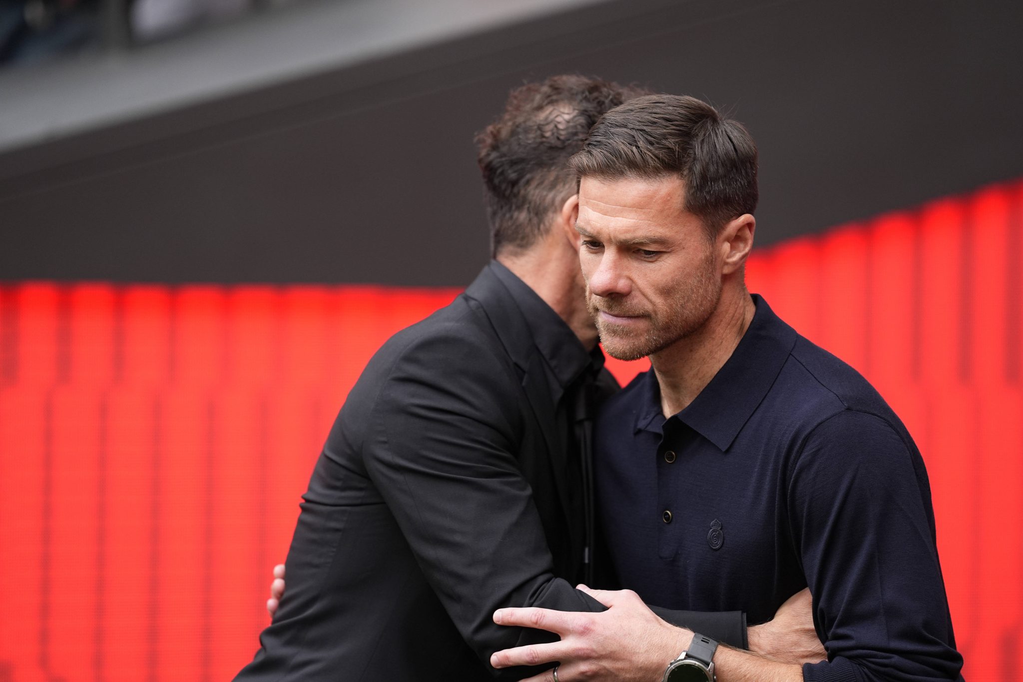 Diego Simeone e Xabi Alonso antes de cl&aacute;ssico entre Atl&eacute;tico de Madrid e Real Madrid