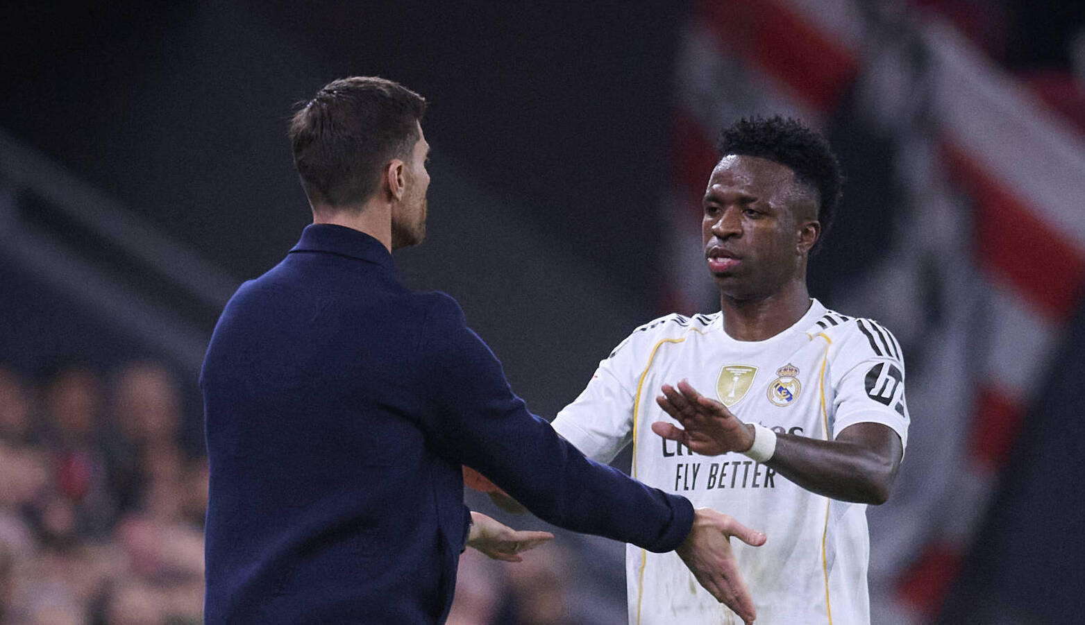 Xabi Alonso se revolta com Simeone ap&oacute;s treta com Vinicius J&uacute;nior: &lsquo;Ultrapassa o respeito&rsquo;