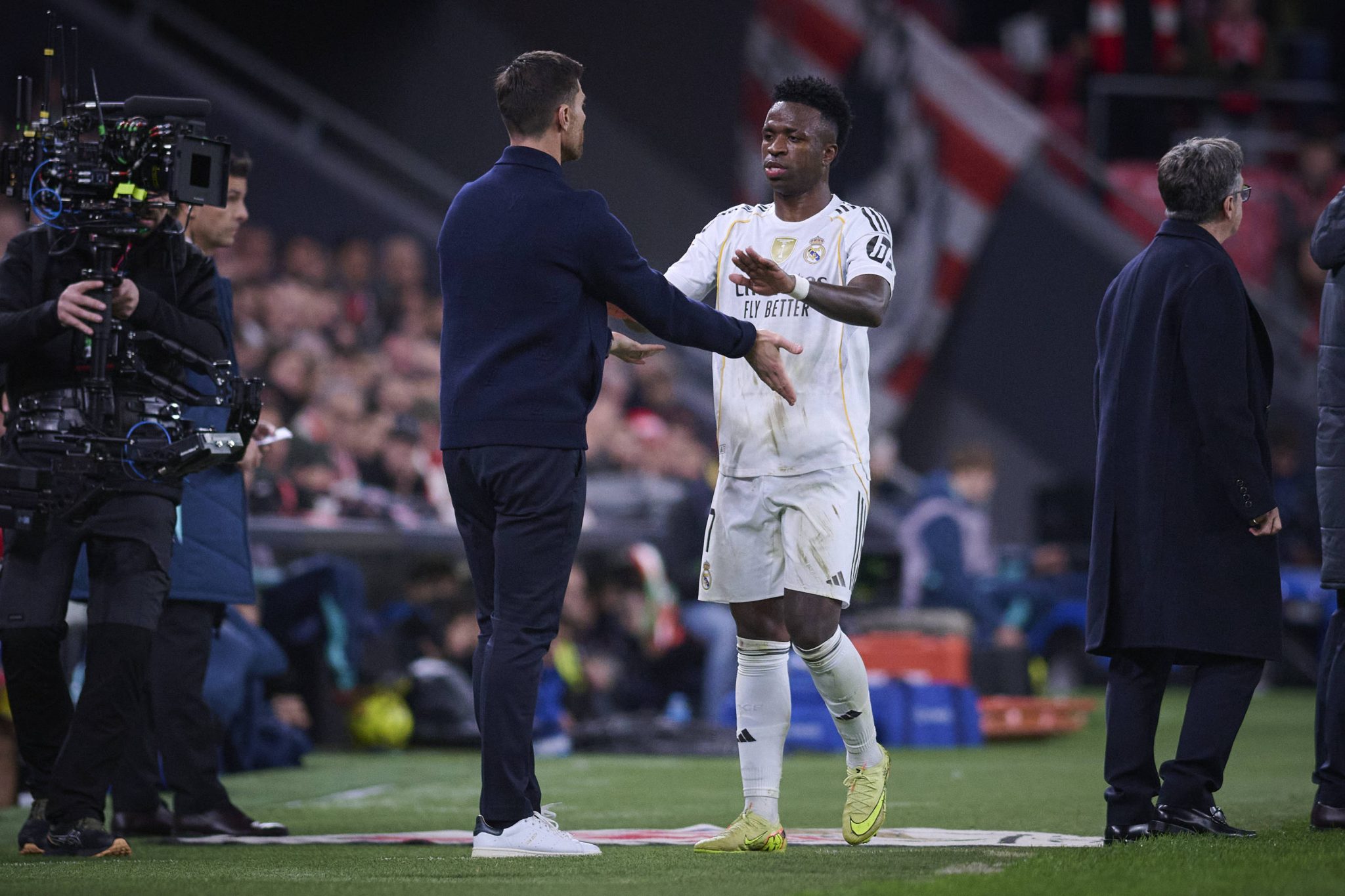 Xabi Alonso e Vinicius J&uacute;nior em jogo do Real Madrid