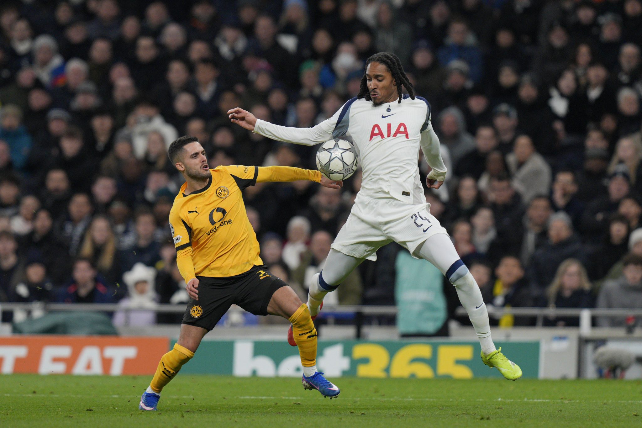 Yan Couto marca Spence em Tottenham x Dortmund