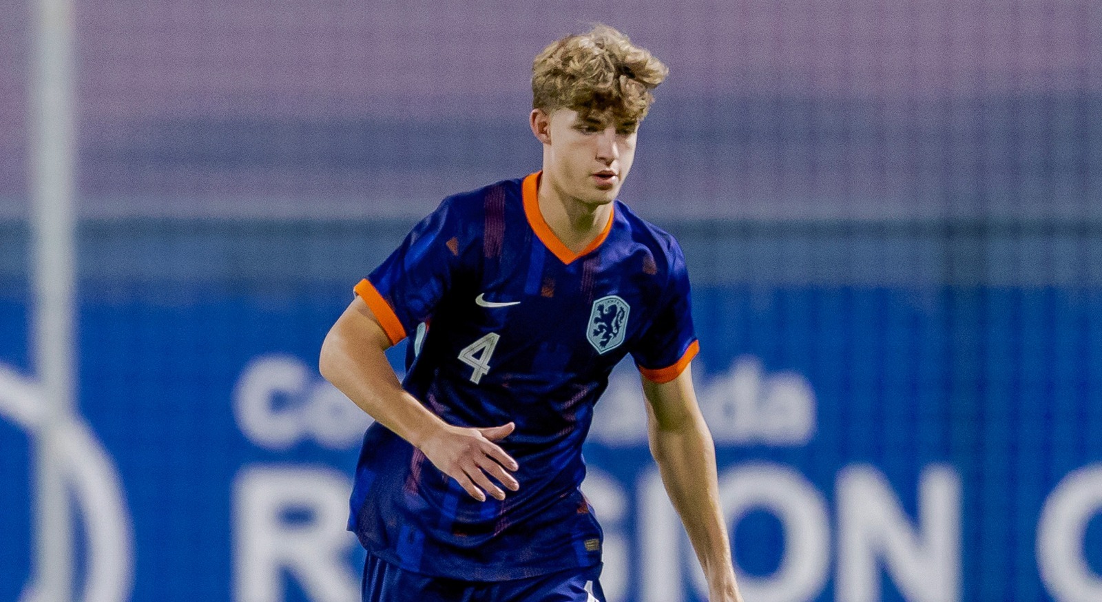 Quem &eacute; o jovem zagueiro holand&ecirc;s que entrou na mira do Barcelona?