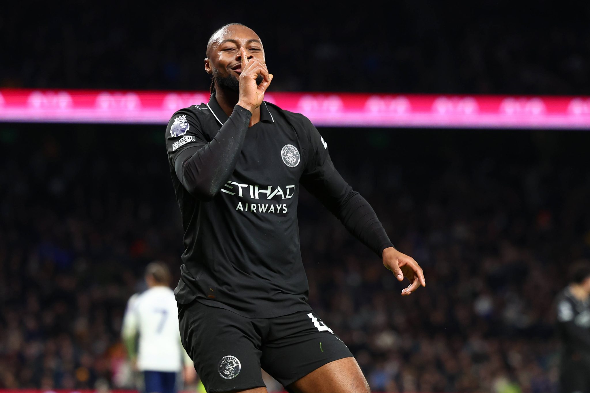 Antoine Semenyo celebra gol pelo Manchester City contra o Tottenham