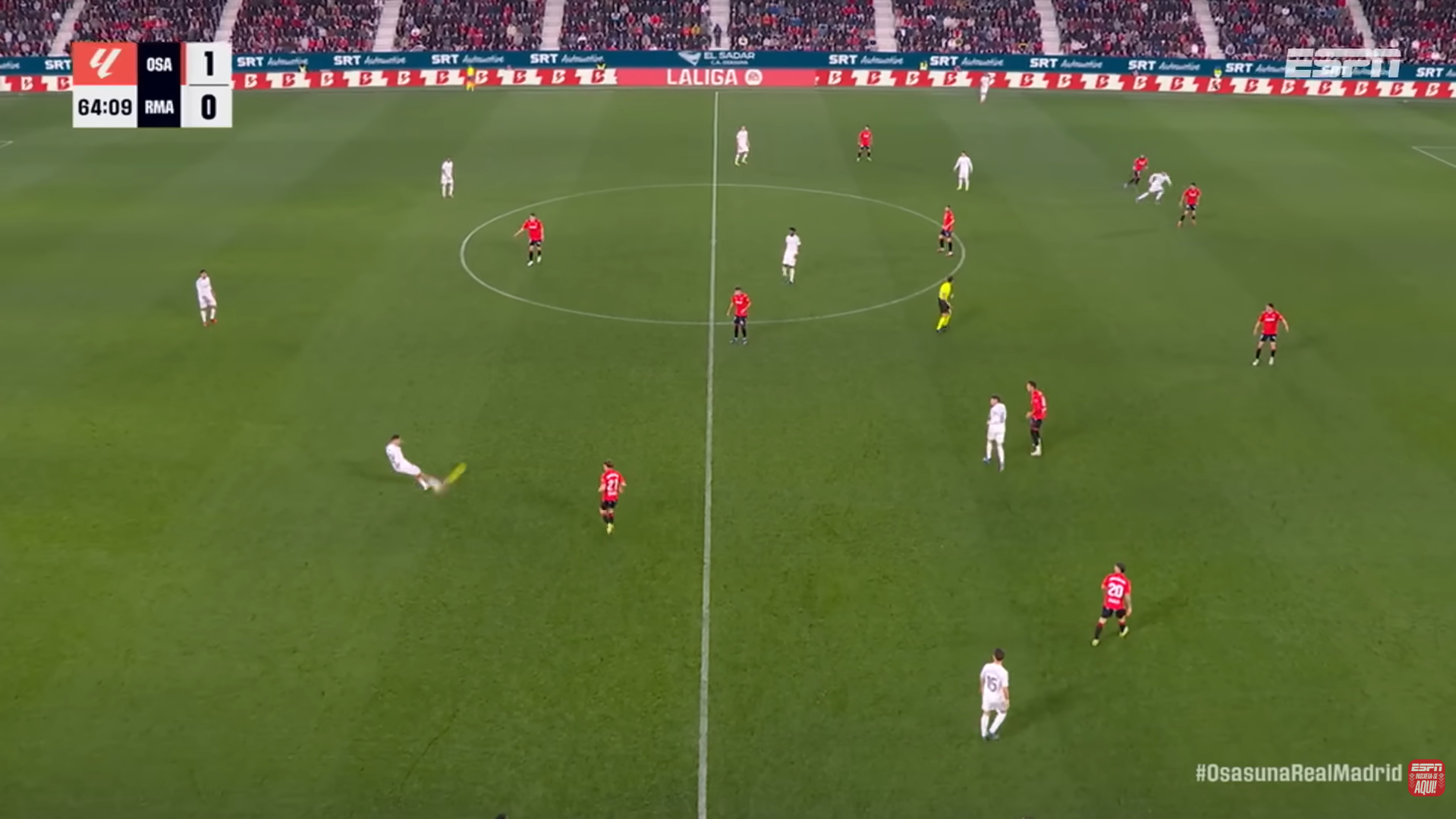 O momento do lan&ccedil;amento de Arnold buscando Vinicius J&uacute;nior em Osasuna x Real Madrid