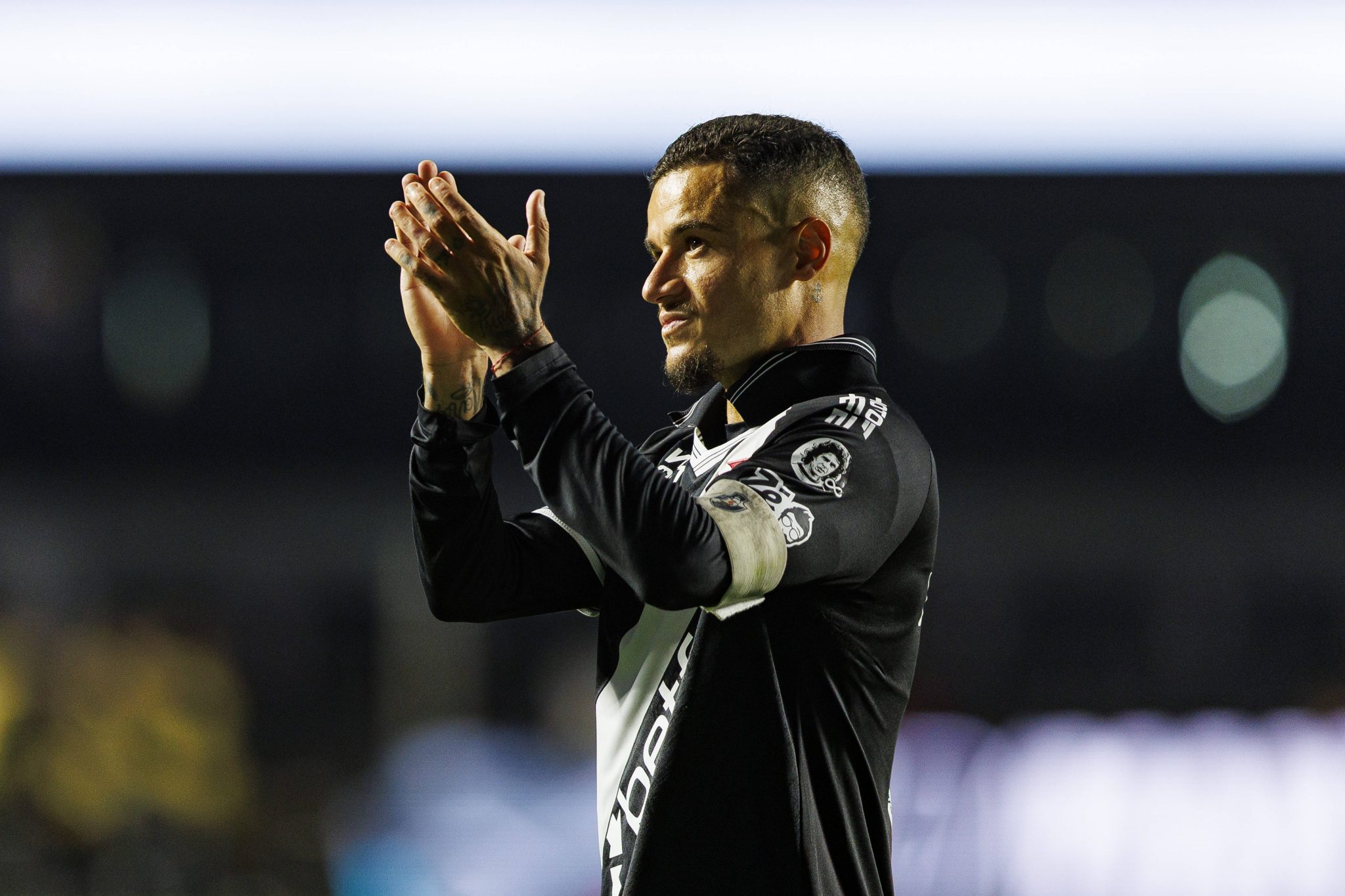 Coutinho aplaude a torcida do Vasco em vit&oacute;ria no Brasileir&atilde;o