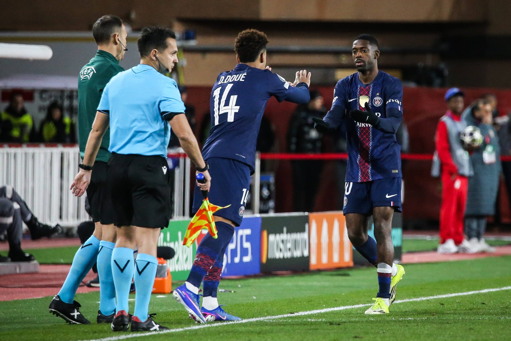 Dou&eacute; entrou no lugar de Demb&eacute;l&eacute; em Monaco x PSG