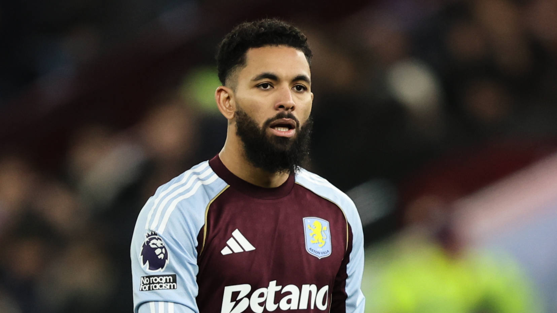 Douglas Luiz em a&ccedil;&atilde;o pelo Aston Villa