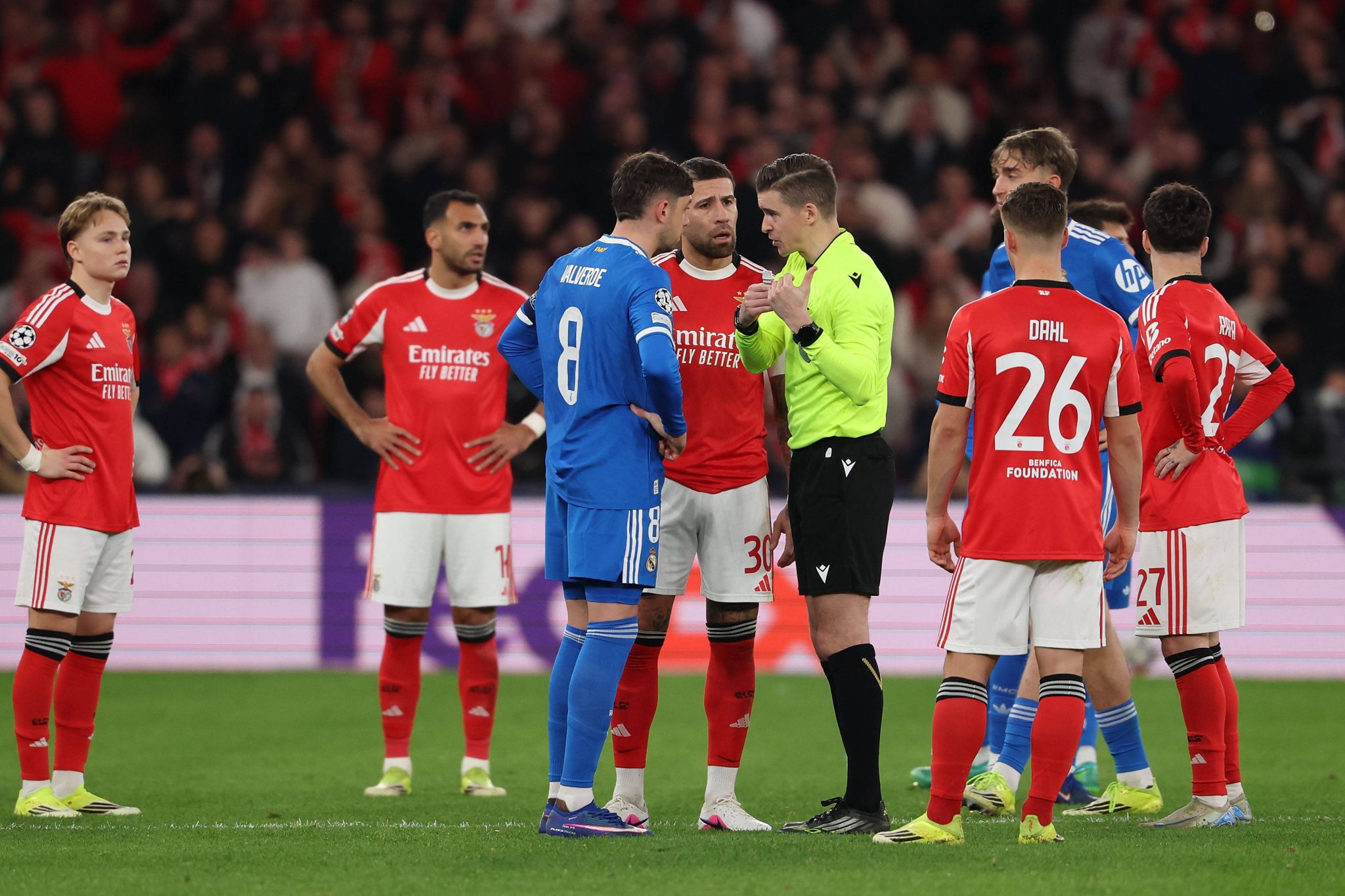 Valverde e Otamendi conversam com &aacute;rbitro Fran&ccedil;ois Letexie ap&oacute;s den&uacute;ncia de racismo em Benfica x Real Madrid