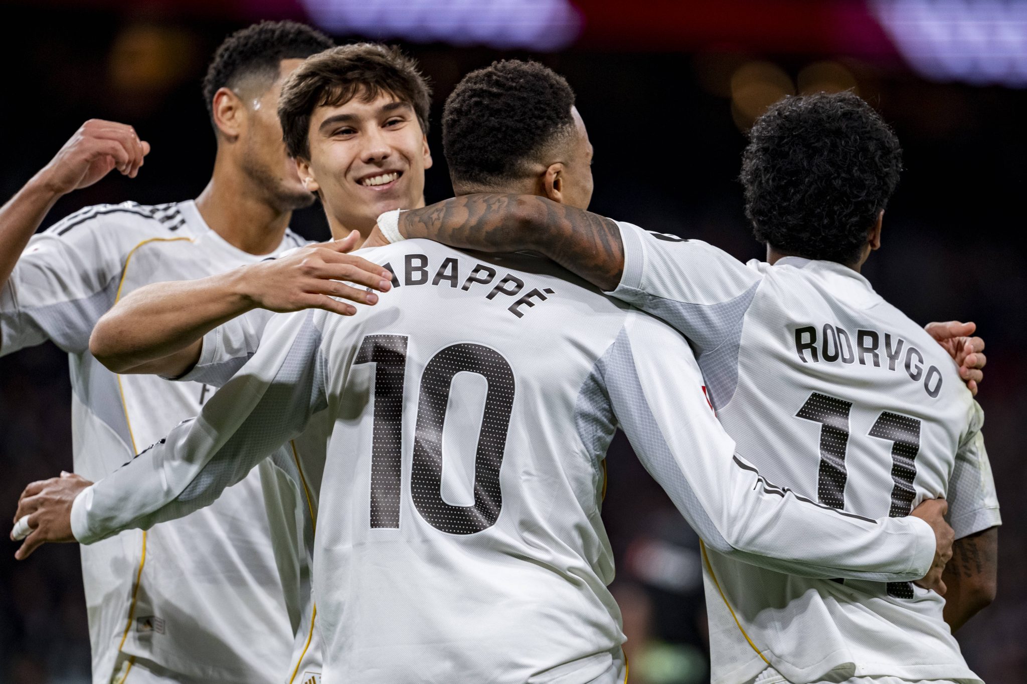 &lsquo;Quando joga sem ele, &eacute; uma avalanche&rsquo;: Atacante do Real Madrid encara dualidade no clube