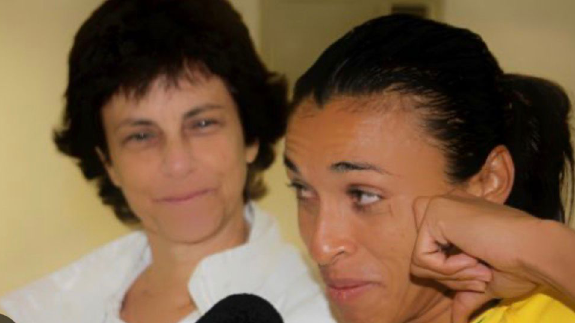 Helena Pacheco ao lado de Marta durante entrevista