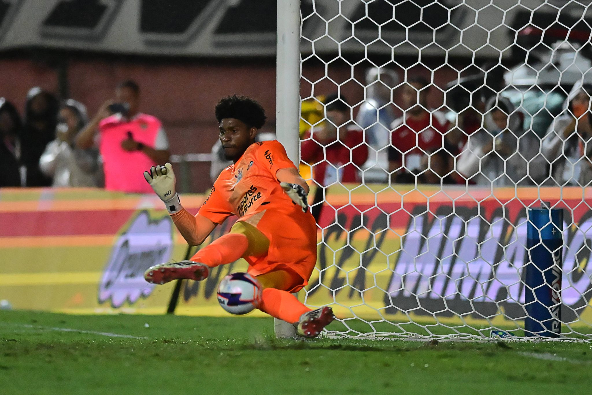 Hugo Souza defende p&ecirc;nalti em jogo do Paulist&atilde;o entre Corinthians e Portuguesa