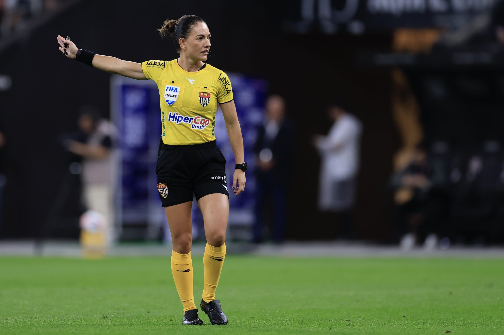 &Aacute;rbitra Daiane Muniz integra quadro da Fifa (Foto: Iconsport)