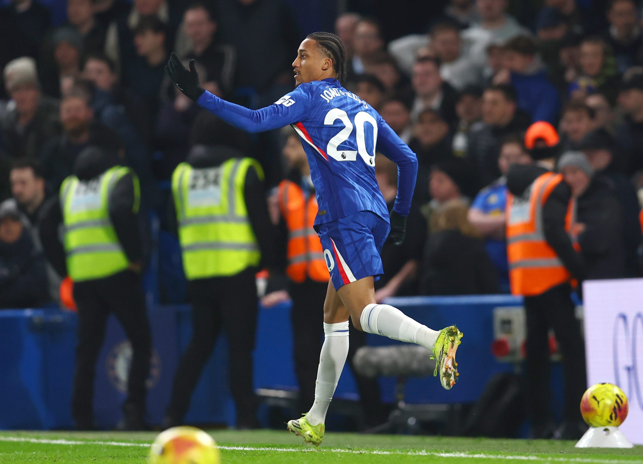 Jo&atilde;o Pedro comemora gol com o Chelsea (Foto: Imago)