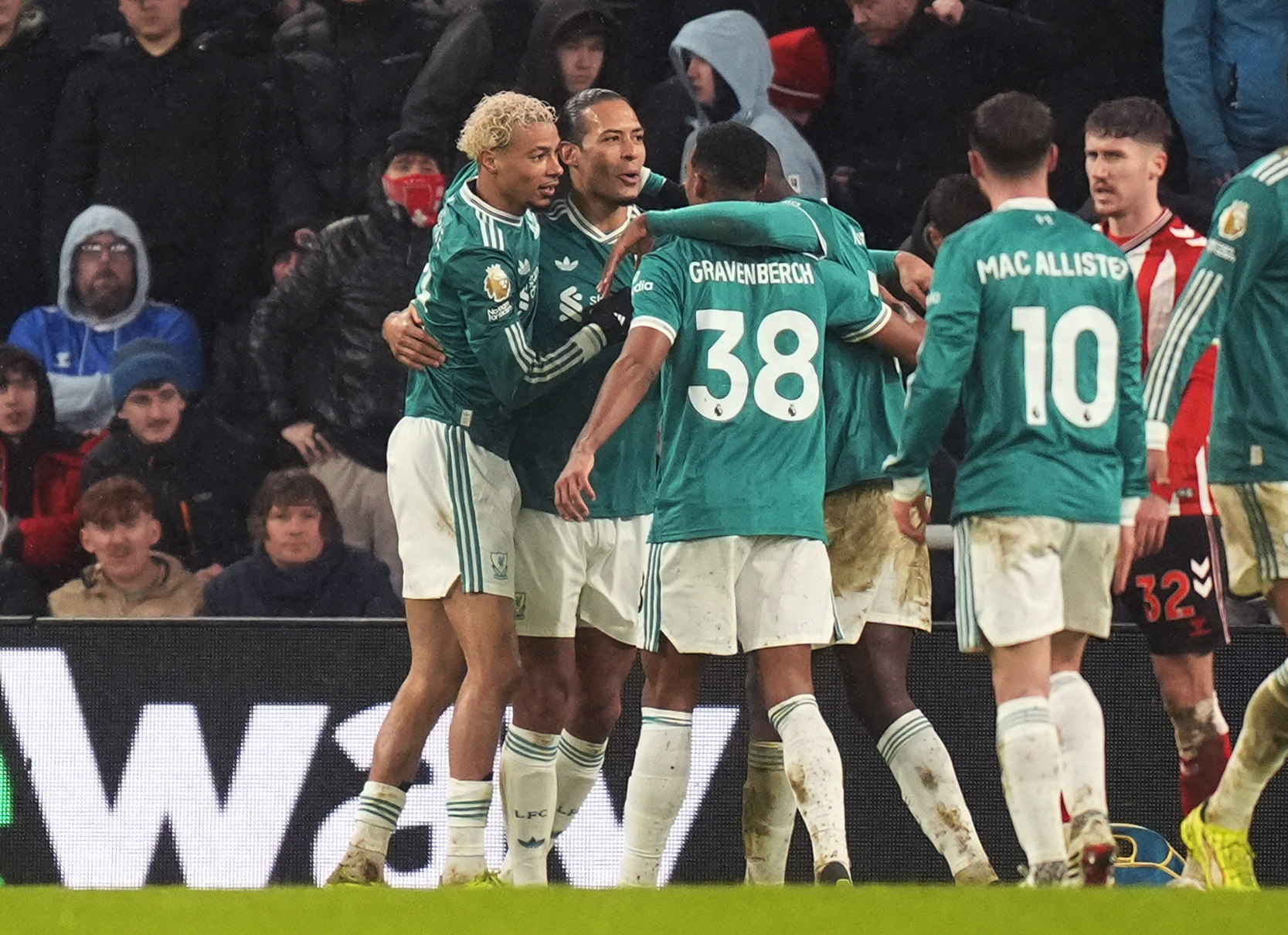 Liverpool celebra vit&oacute;ria na Premier League (Foto: Iconsport)