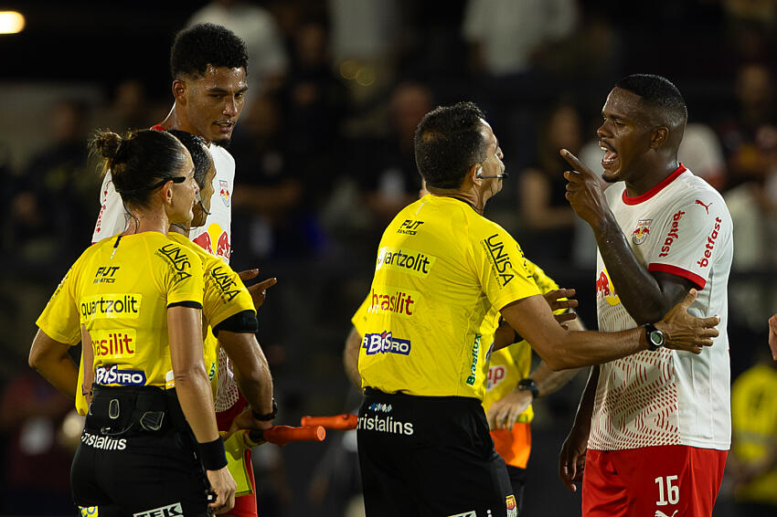Gustavo Marques e Daiane Muniz durante partida entre S&atilde;o Paulo e Red Bull Bragantino (Foto: Iconsport)