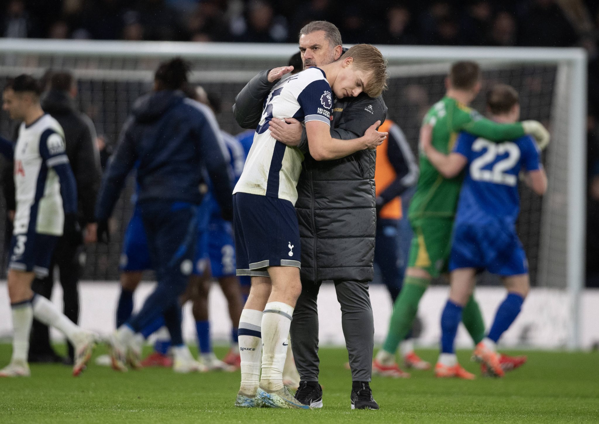 Lucas Bergvall e Ange Postecoglou no Tottenham
