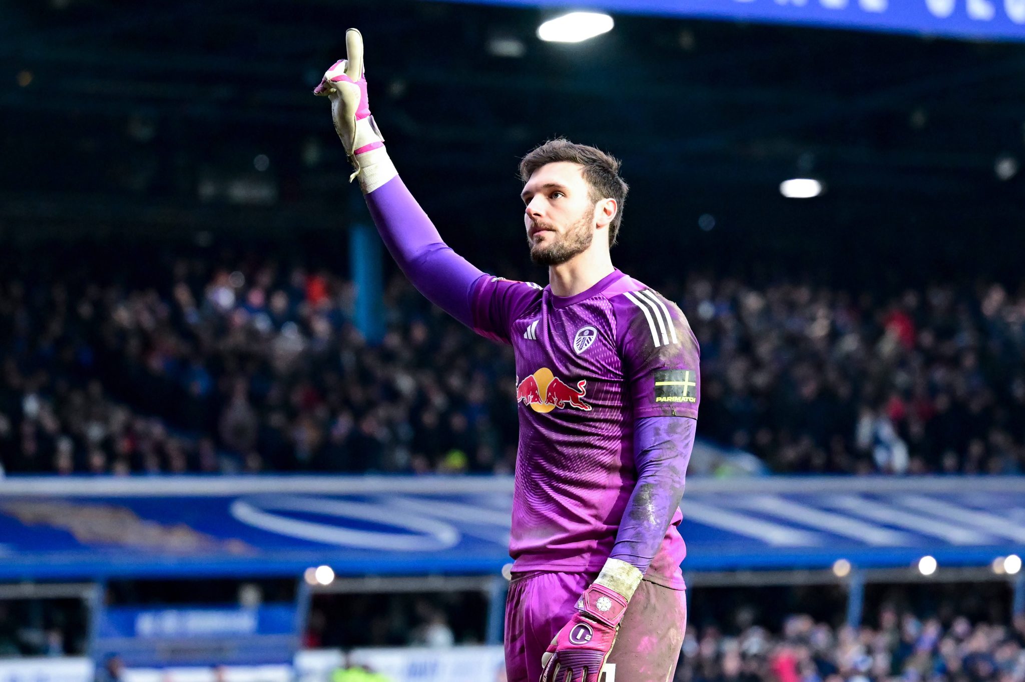 &lsquo;S&oacute;lido e determinado&rsquo;: Perri supera desconfian&ccedil;a e vira her&oacute;i no Leeds